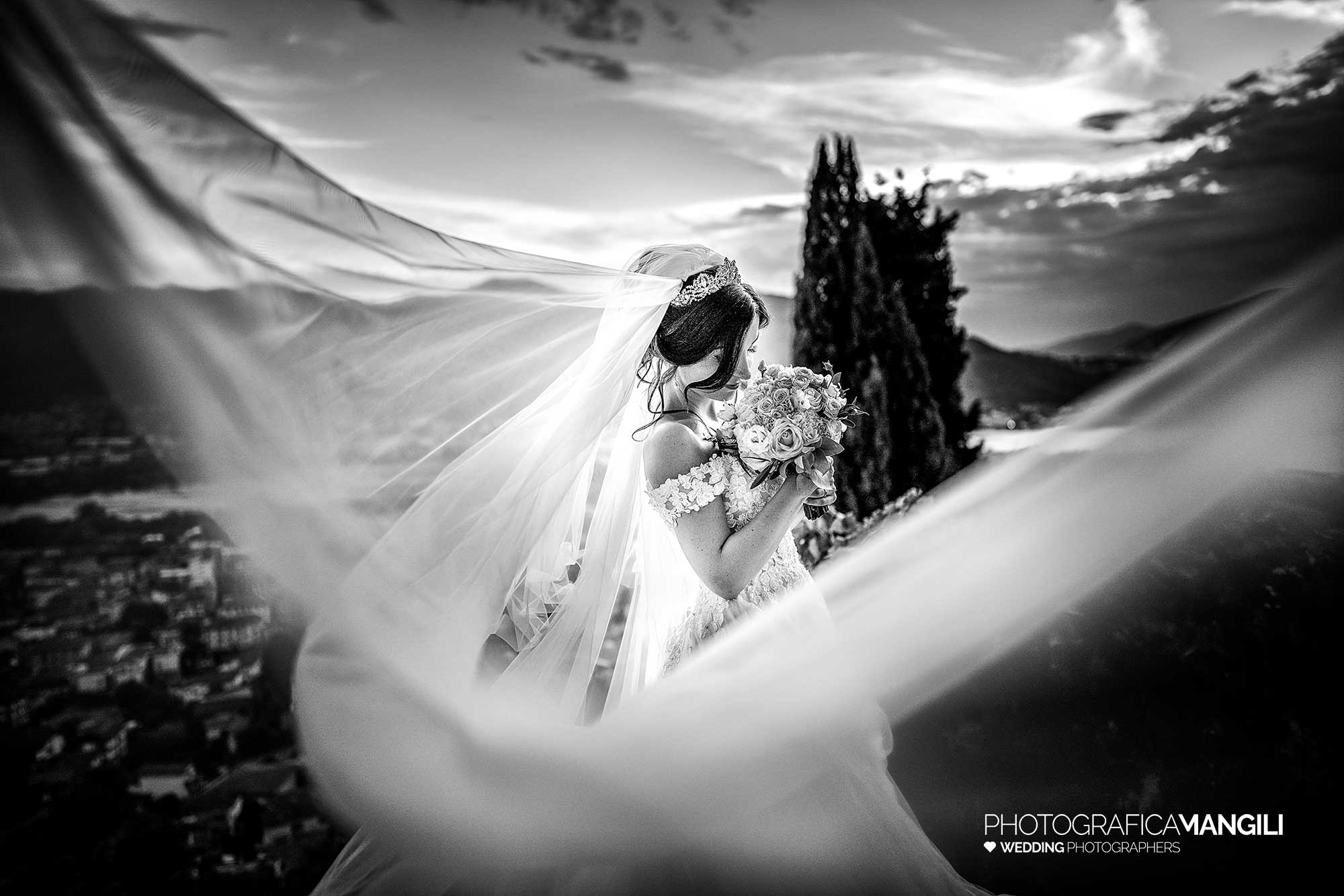 037 fotografo matrimonio lecco castello rossino ritratto sposi velo 037 fotografo matrimonio lecco castello rossino ritratto sposi velo