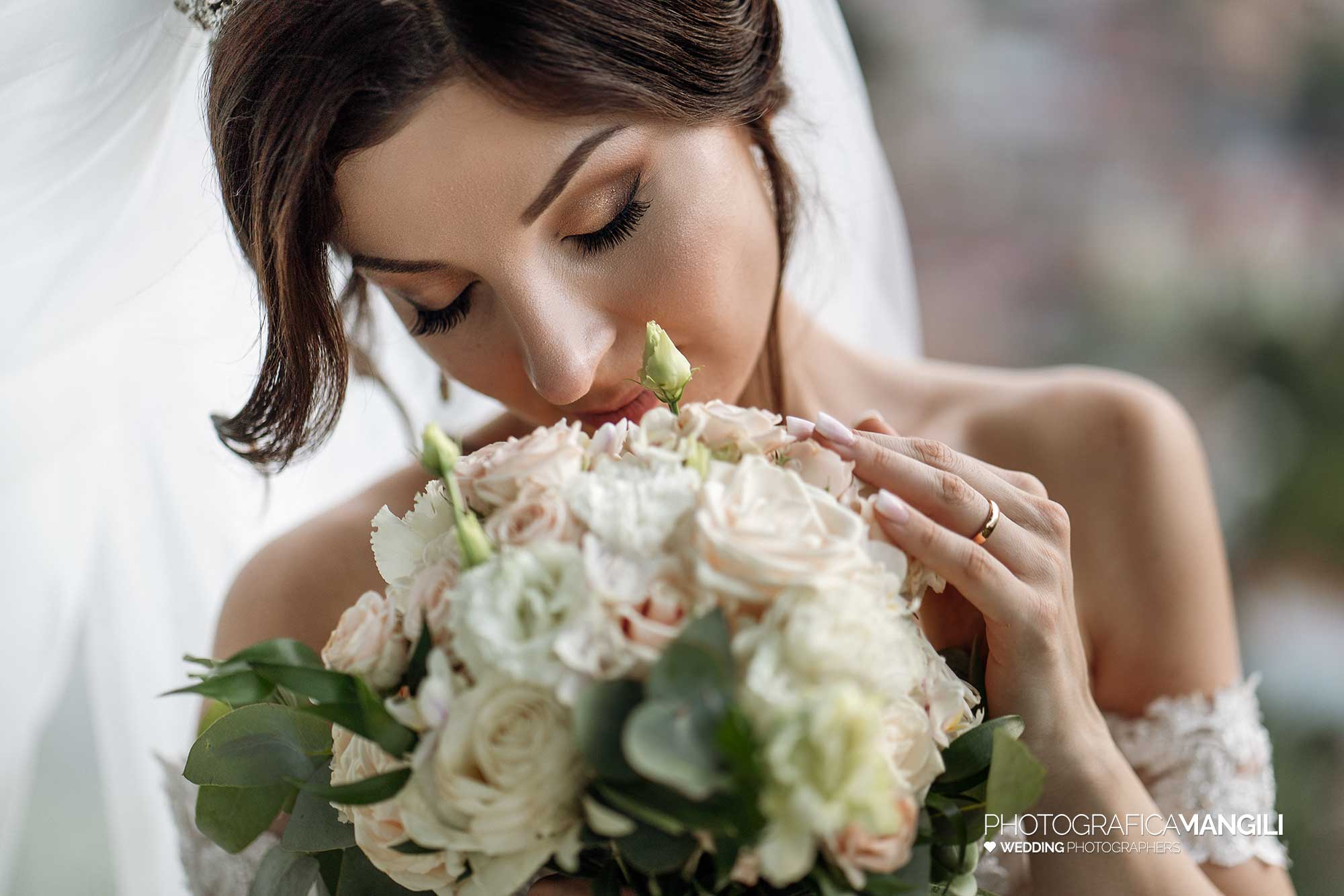 038 fotografo matrimonio lecco castello rossino ritratto sposa bouquet 038 fotografo matrimonio lecco castello rossino ritratto sposa bouquet