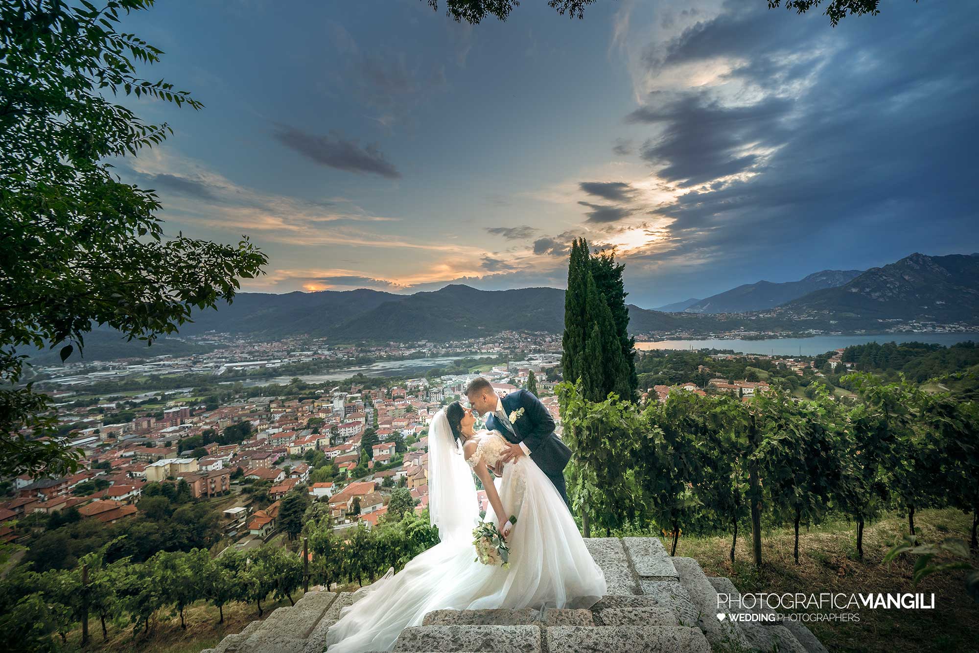 040 fotografo matrimonio lecco castello rossino ritratto sposi panoramica 040 fotografo matrimonio lecco castello rossino ritratto sposi panoramica