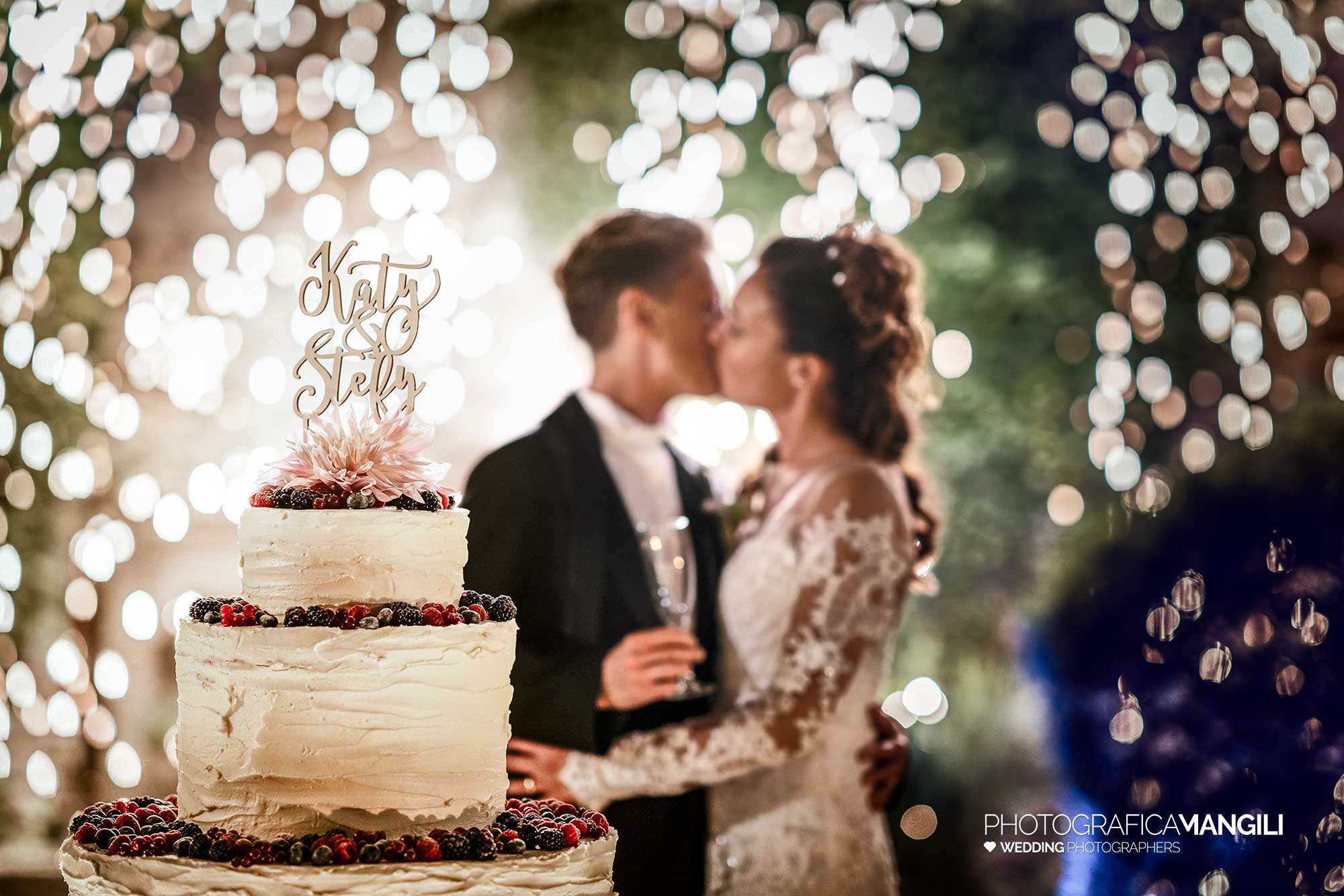 060 fotografo matrimonio lecco castello di rossino torta bacio fuochi artificio 060 fotografo matrimonio lecco castello di rossino torta bacio fuochi artificio