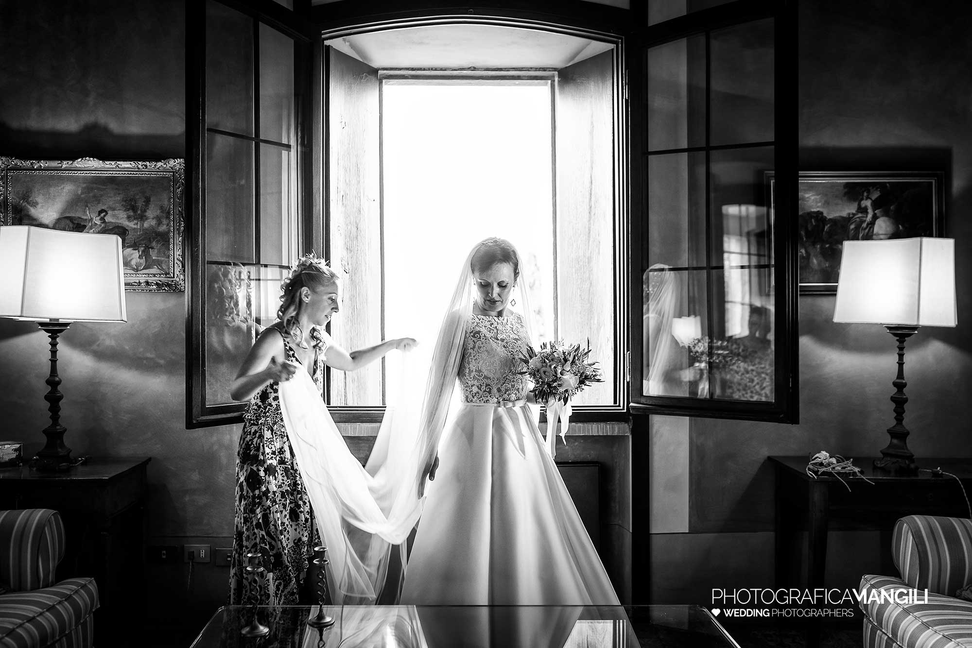 012 foto matrimonio reportage bianco nero preparativi sposa lecco castello rossin 012 foto matrimonio reportage bianco nero preparativi sposa lecco castello rossin