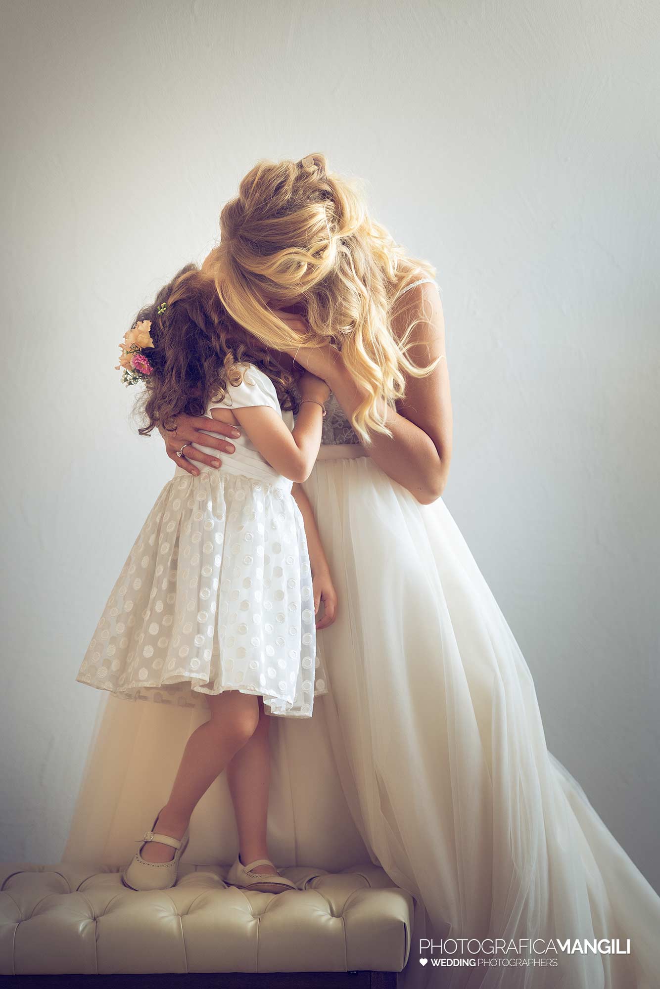 014 fotografo matrimonio wedding preparativi sposa abbraccio mamma figlia lago di gard 014 fotografo matrimonio wedding preparativi sposa abbraccio mamma figlia lago di gard