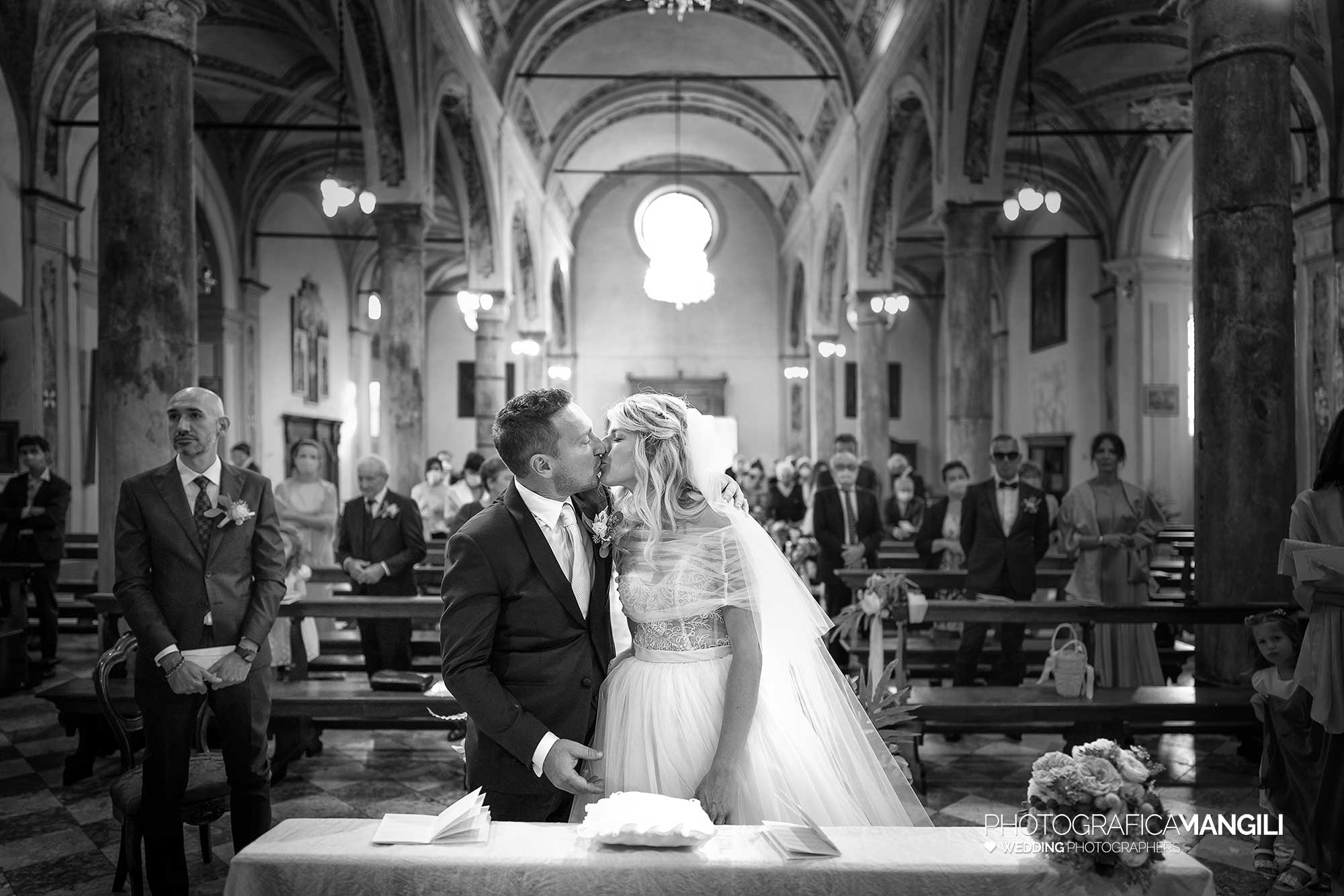 026 fotografo matrimonio wedding bacio sposi cerimonia religiosa chiesa lago di garda 026 fotografo matrimonio wedding bacio sposi cerimonia religiosa chiesa lago di garda