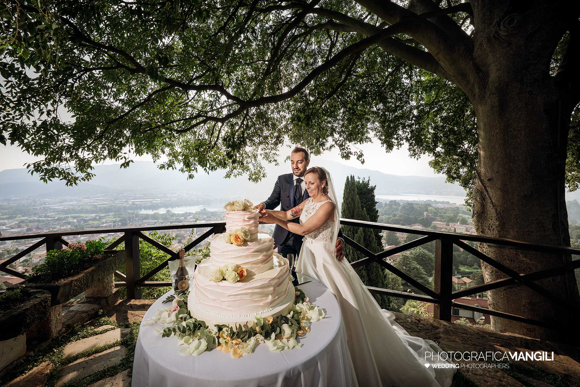 031 foto matrimonio reportage wedding taglio torta lecco castello rossino 031 foto matrimonio reportage wedding taglio torta lecco castello rossino