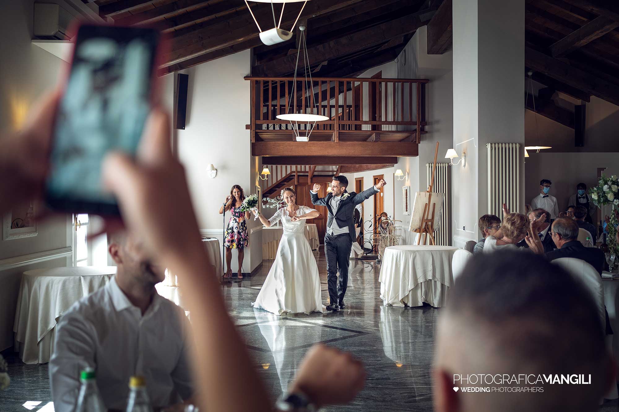 031 fotografo matrimonio wedding ingresso sala antico borgo della madonnina lecco 031 fotografo matrimonio wedding ingresso sala antico borgo della madonnina lecco
