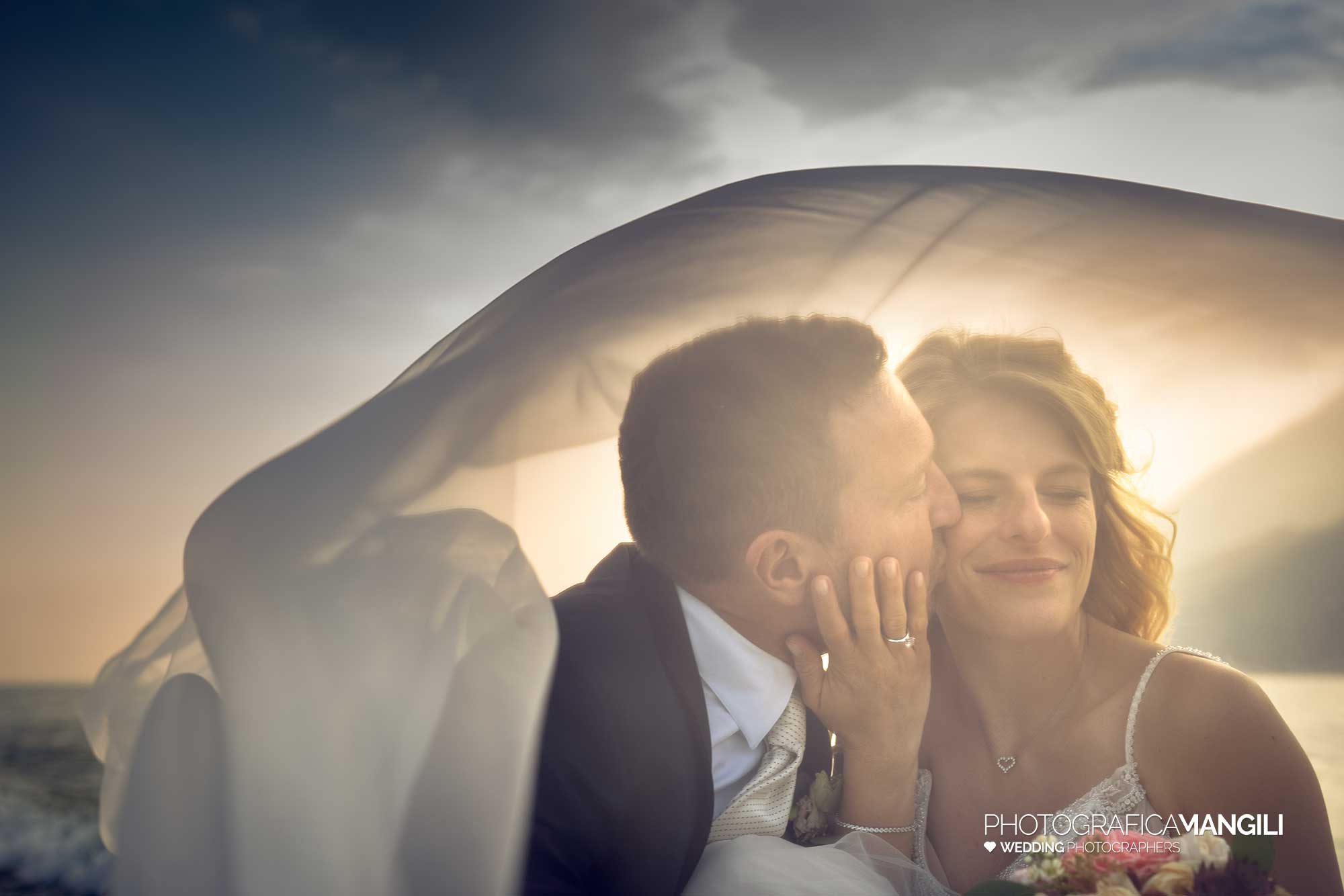 037 fotografo matrimonio wedding velo sposi motoscafo barca lago di garda 037 fotografo matrimonio wedding velo sposi motoscafo barca lago di garda