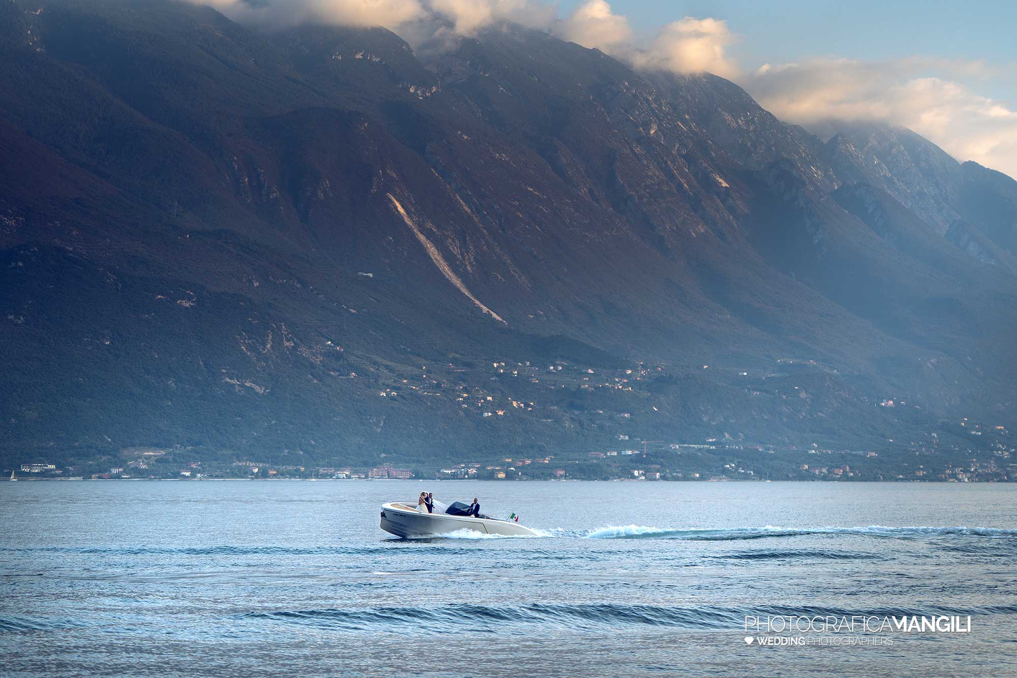 040 fotografo matrimonio wedding sposi motoscafo barca lago di garda 040 fotografo matrimonio wedding sposi motoscafo barca lago di garda