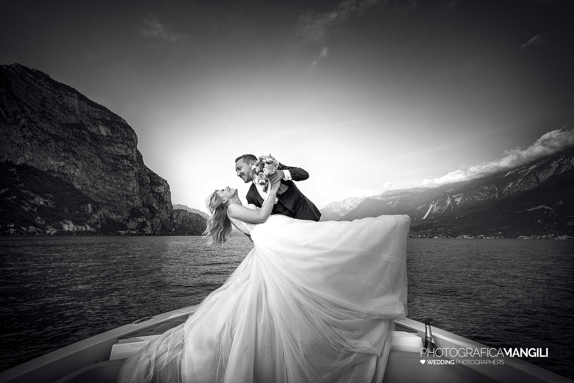 042 fotografo matrimonio wedding sposi motoscafo barca lago di garda 042 fotografo matrimonio wedding sposi motoscafo barca lago di garda