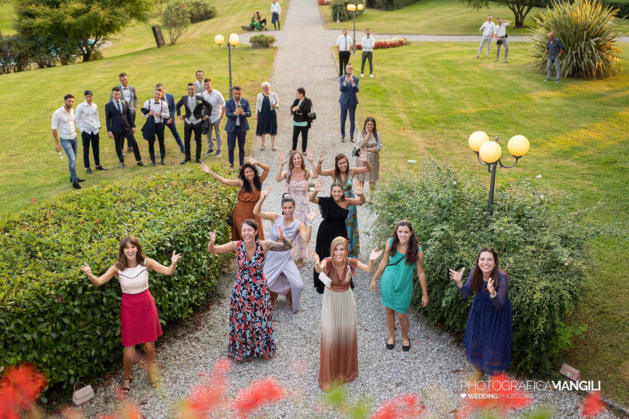 044 fotografo matrimonio wedding lancio bouquet antico borgo della madonnina lecco 044 fotografo matrimonio wedding lancio bouquet antico borgo della madonnina lecco