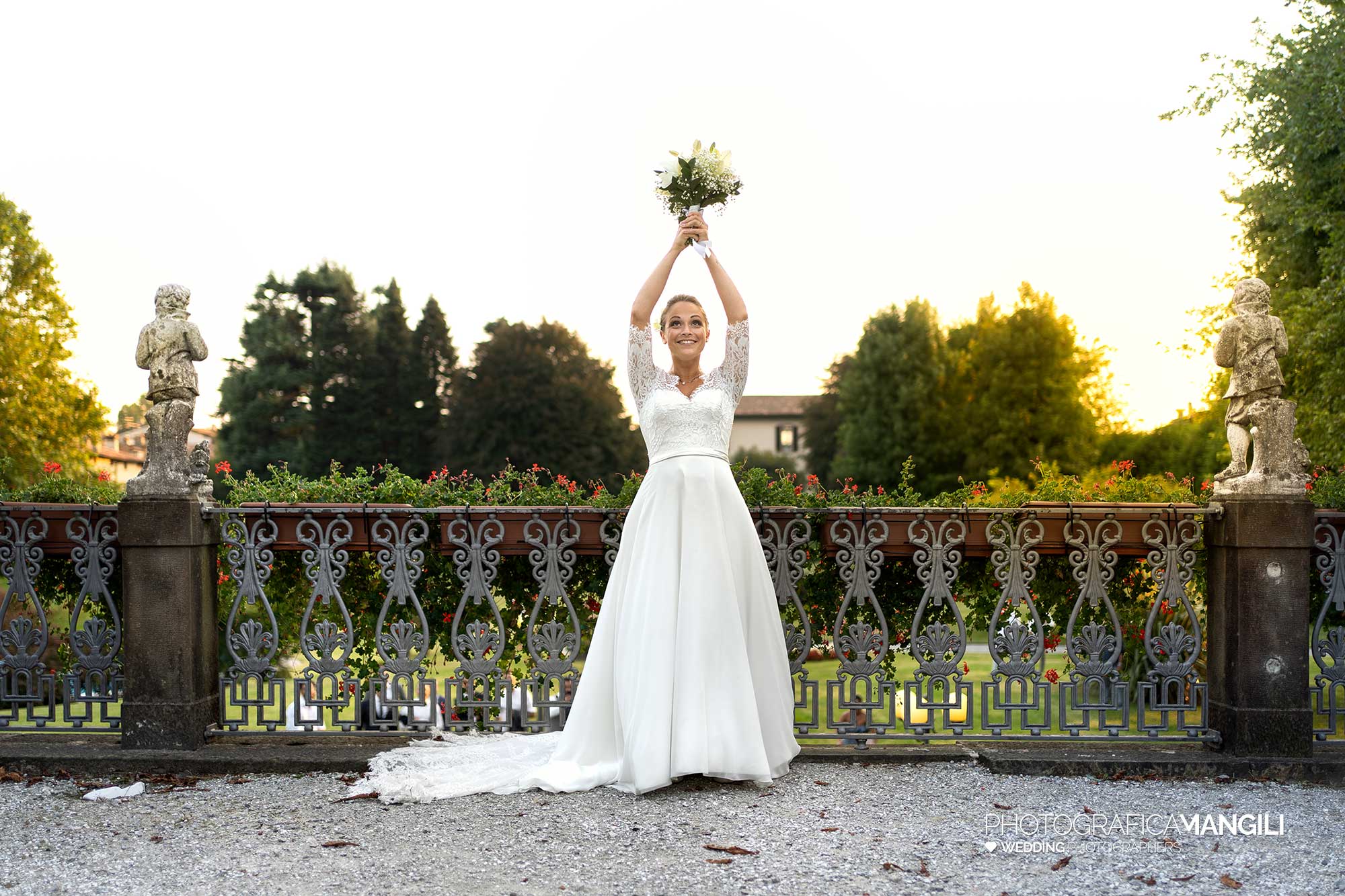 045 fotografo matrimonio wedding lancio bouquet antico borgo della madonnina lecco 045 fotografo matrimonio wedding lancio bouquet antico borgo della madonnina lecco