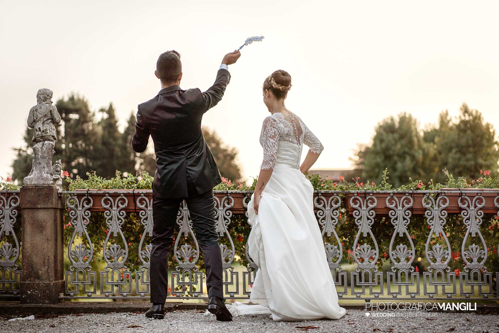 048 fotografo matrimonio wedding lancio giarrettiera antico borgo della madonnina lecco 048 fotografo matrimonio wedding lancio giarrettiera antico borgo della madonnina lecco