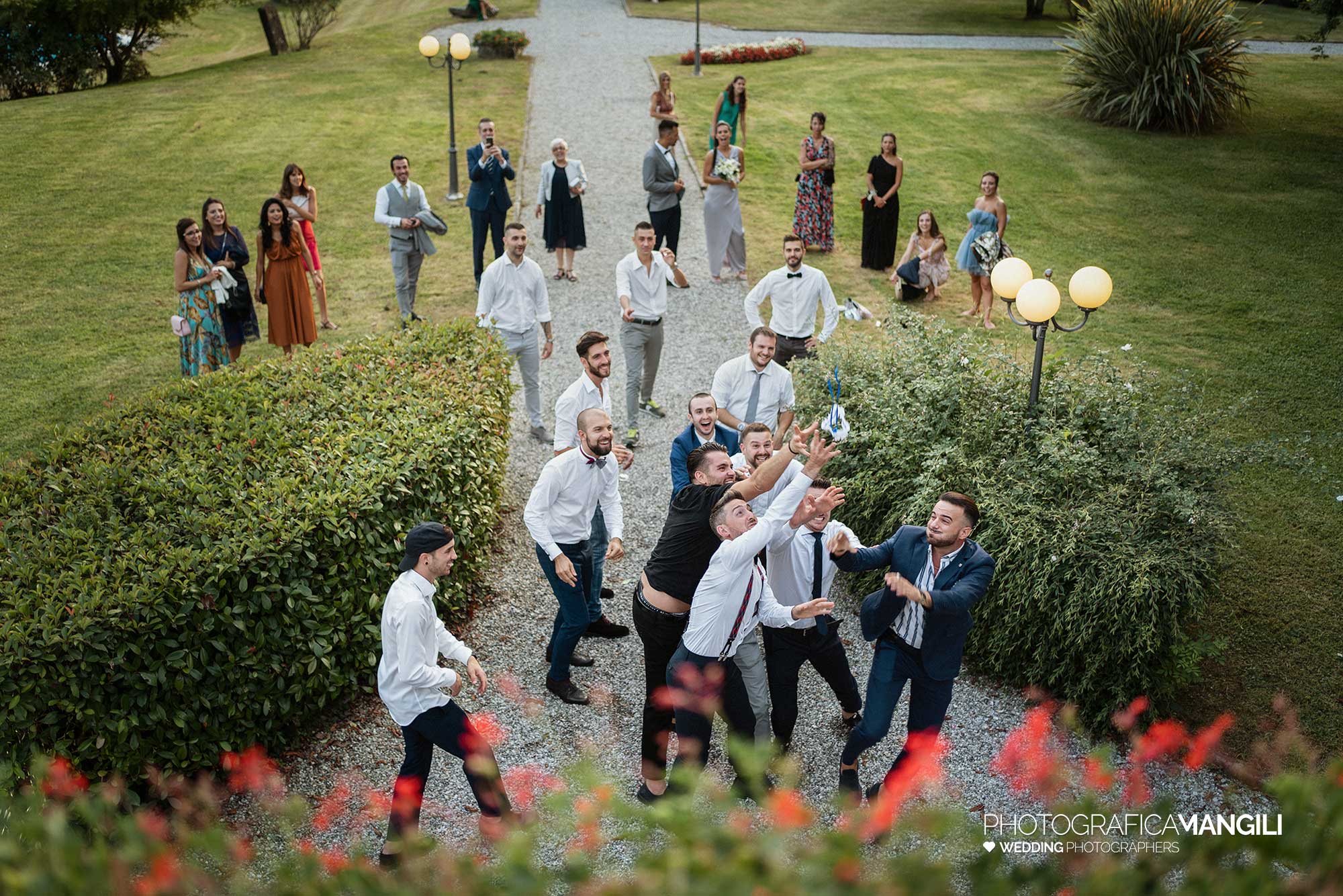 049 fotografo matrimonio wedding lancio giarrettiera antico borgo della madonnina lecco 049 fotografo matrimonio wedding lancio giarrettiera antico borgo della madonnina lecco