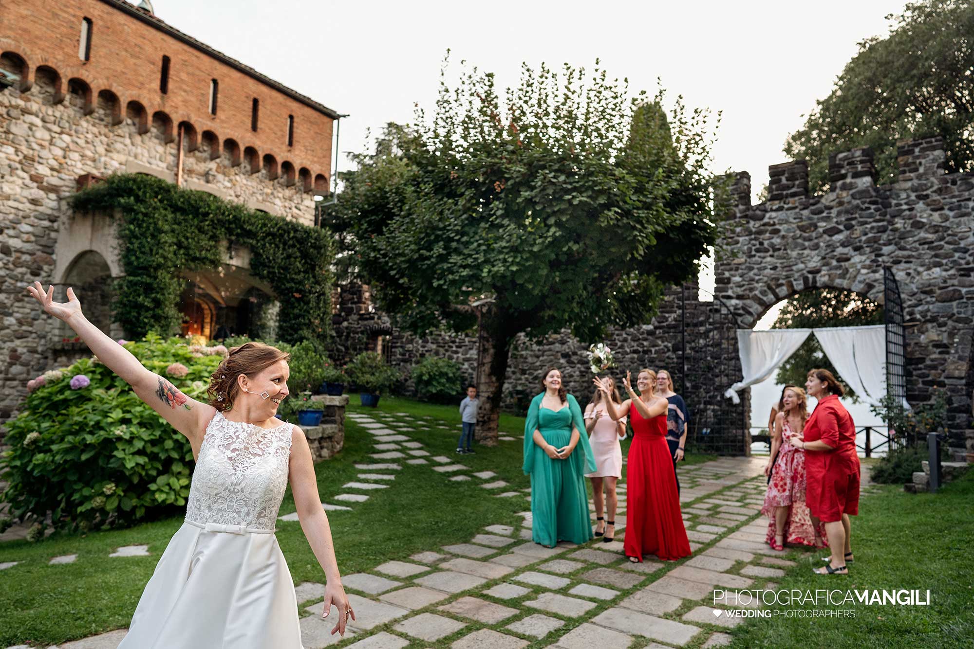 052 foto matrimonio reportage wedding lancio bouquet lecco castello rossino 052 foto matrimonio reportage wedding lancio bouquet lecco castello rossino