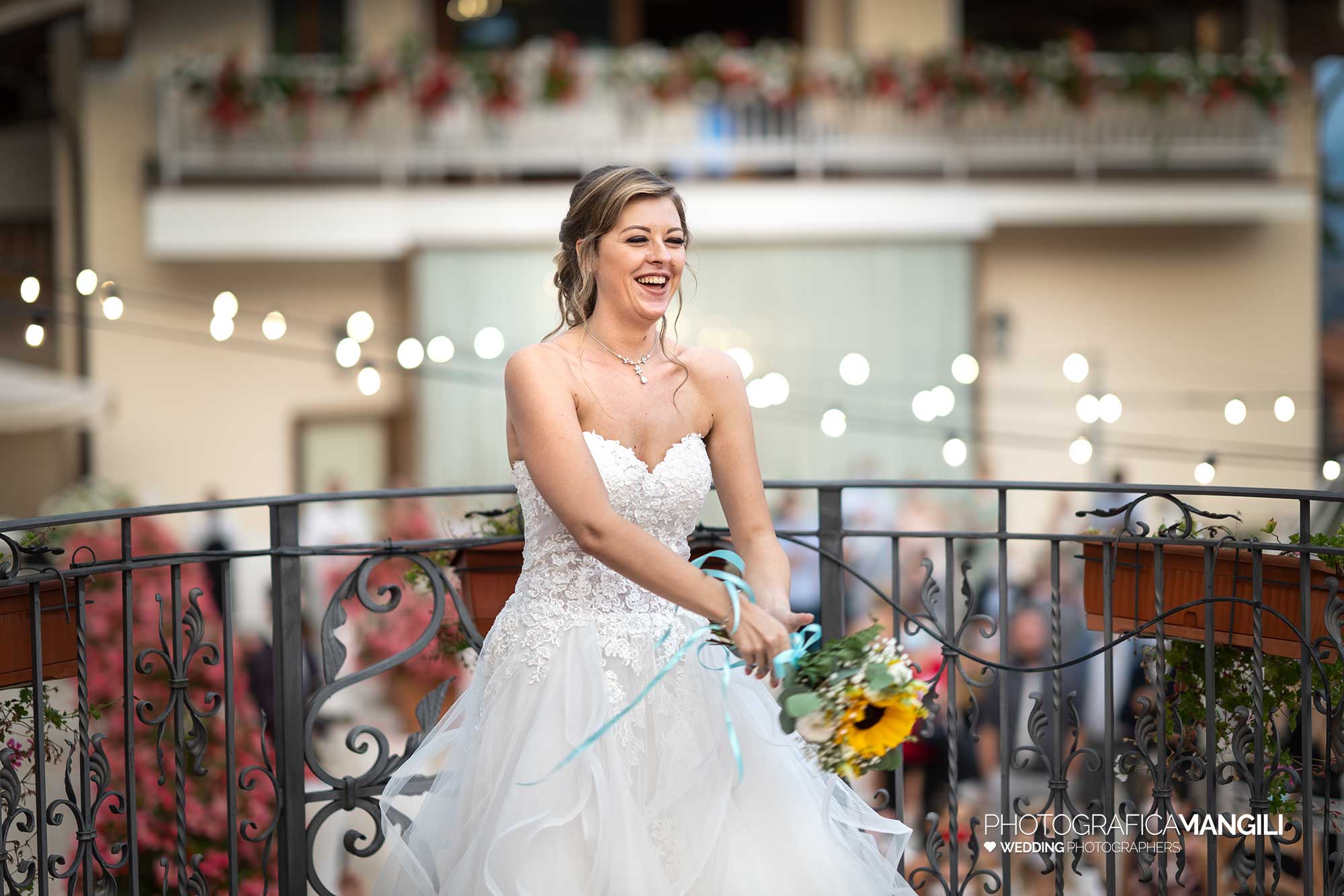 054 foto matrimonio reportage wedding lancio bouquet gandosso bergamo il fontanile 054 foto matrimonio reportage wedding lancio bouquet gandosso bergamo il fontanile