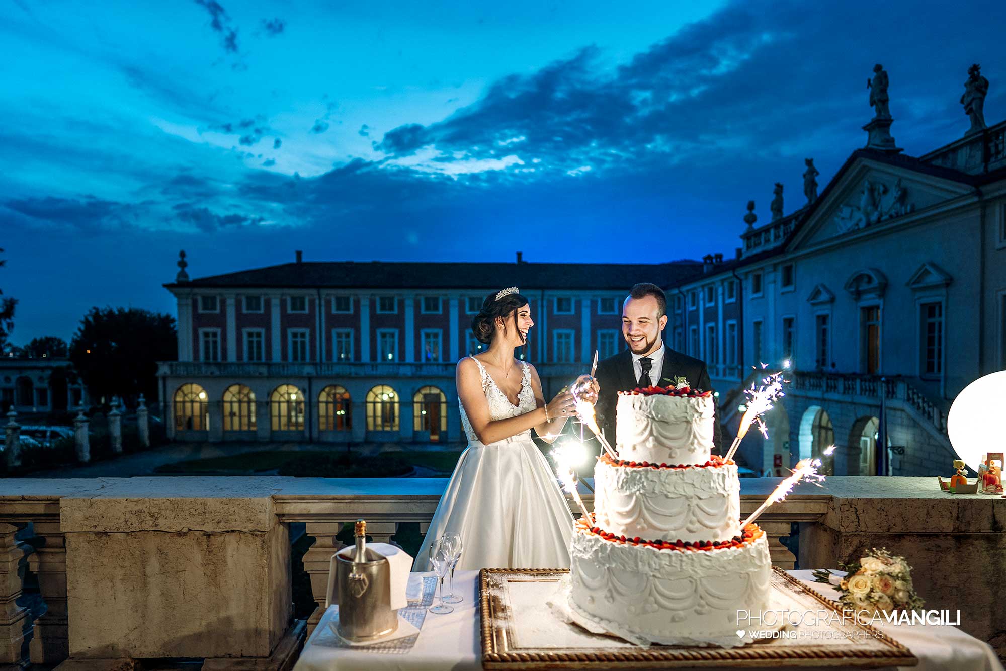 054 foto matrimonio reportage wedding taglio torta brescia villa fenaroli 1 054 foto matrimonio reportage wedding taglio torta brescia villa fenaroli 1