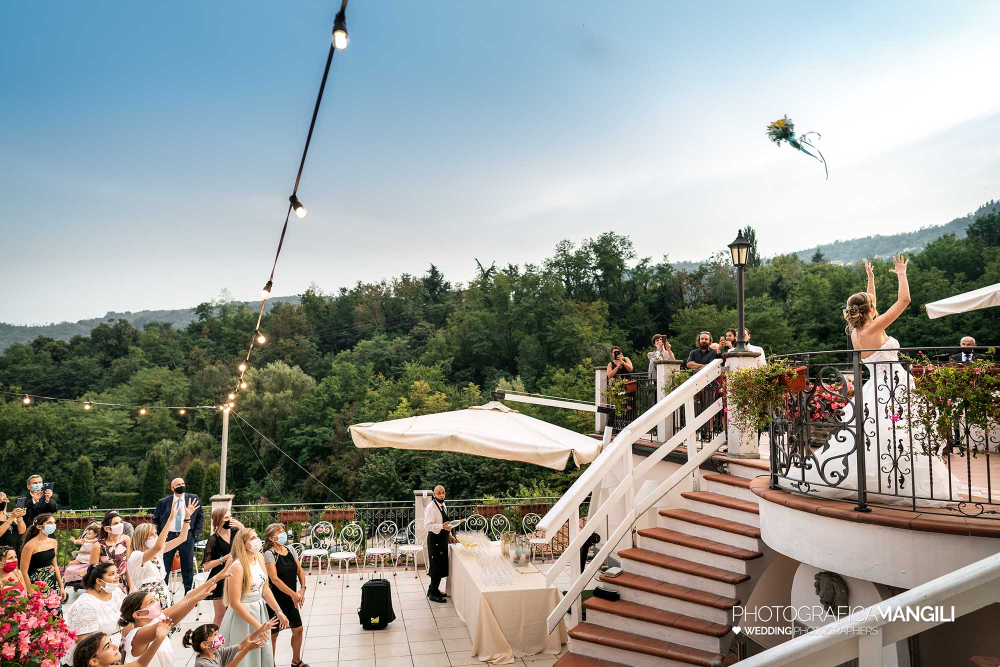 055 foto matrimonio reportage wedding lancio bouquet gandosso bergamo il fontanileTIF 055 foto matrimonio reportage wedding lancio bouquet gandosso bergamo il fontanileTIF