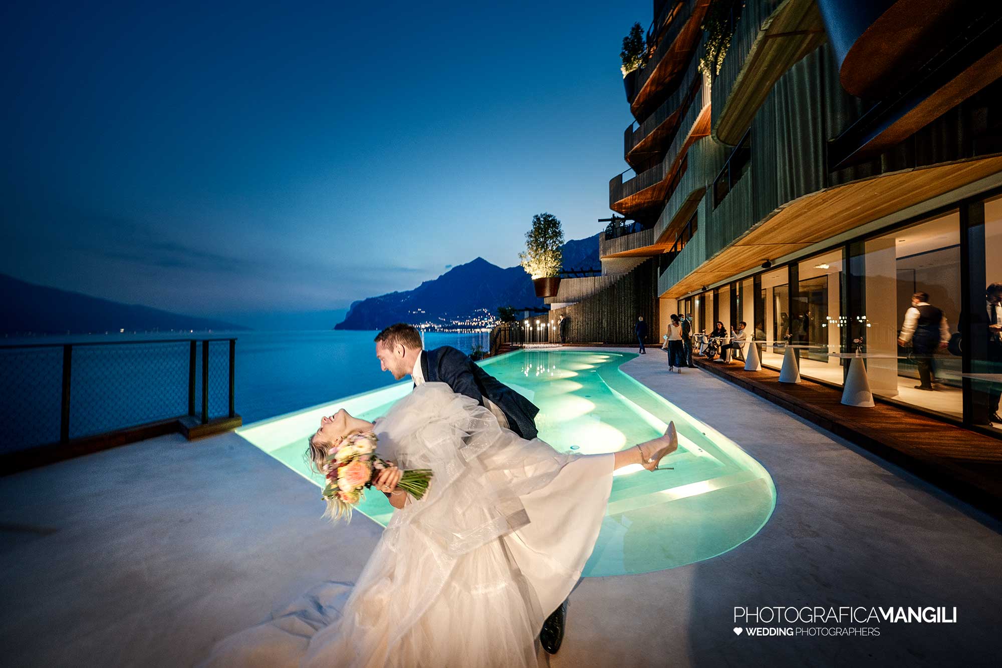 055 fotografo matrimonio wedding ritratto sposi piscina hotel eala limone del garda lago di garda 055 fotografo matrimonio wedding ritratto sposi piscina hotel eala limone del garda lago di garda