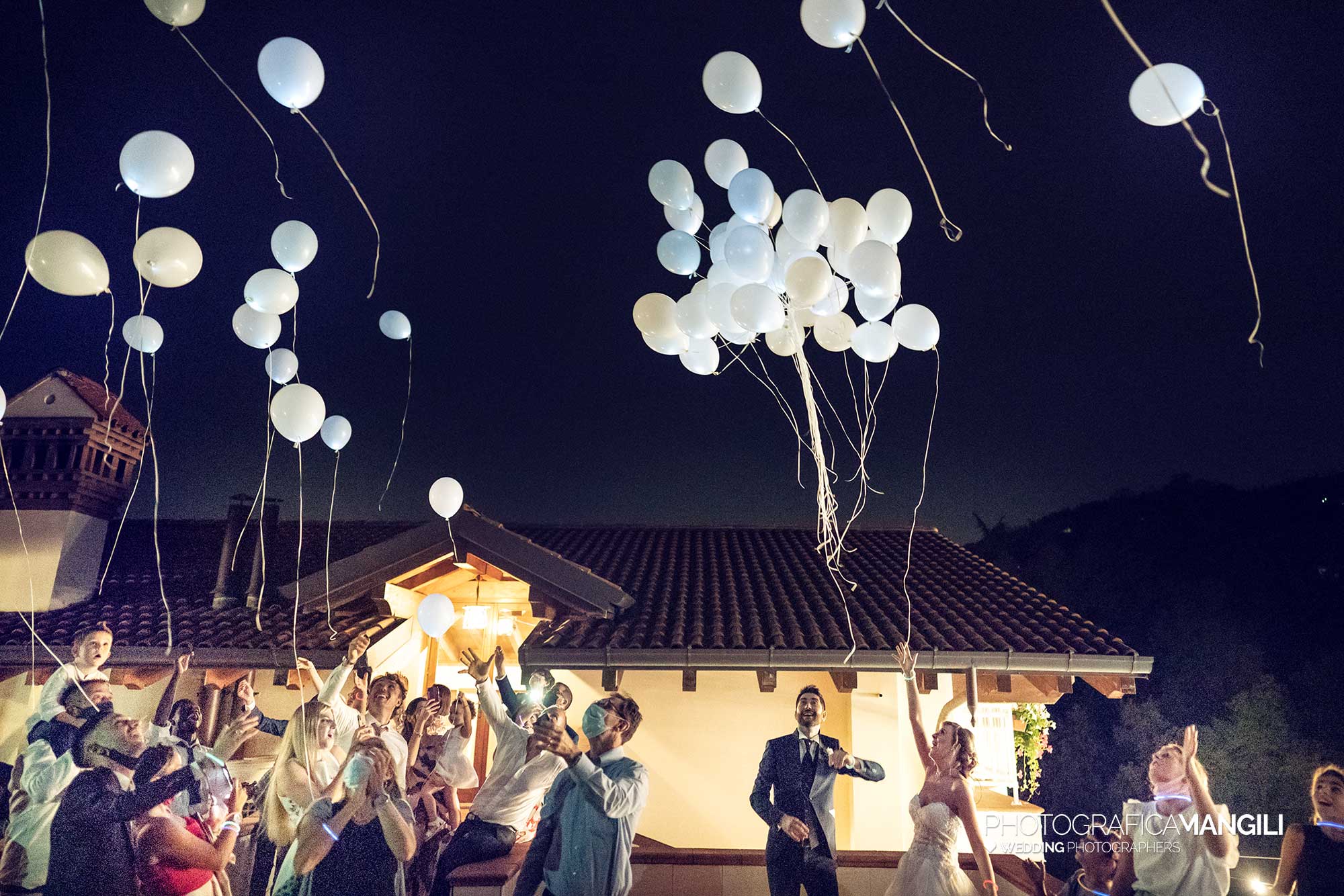 066 foto matrimonio reportage wedding lancio palloncini gandosso bergamo il fontanile 066 foto matrimonio reportage wedding lancio palloncini gandosso bergamo il fontanile