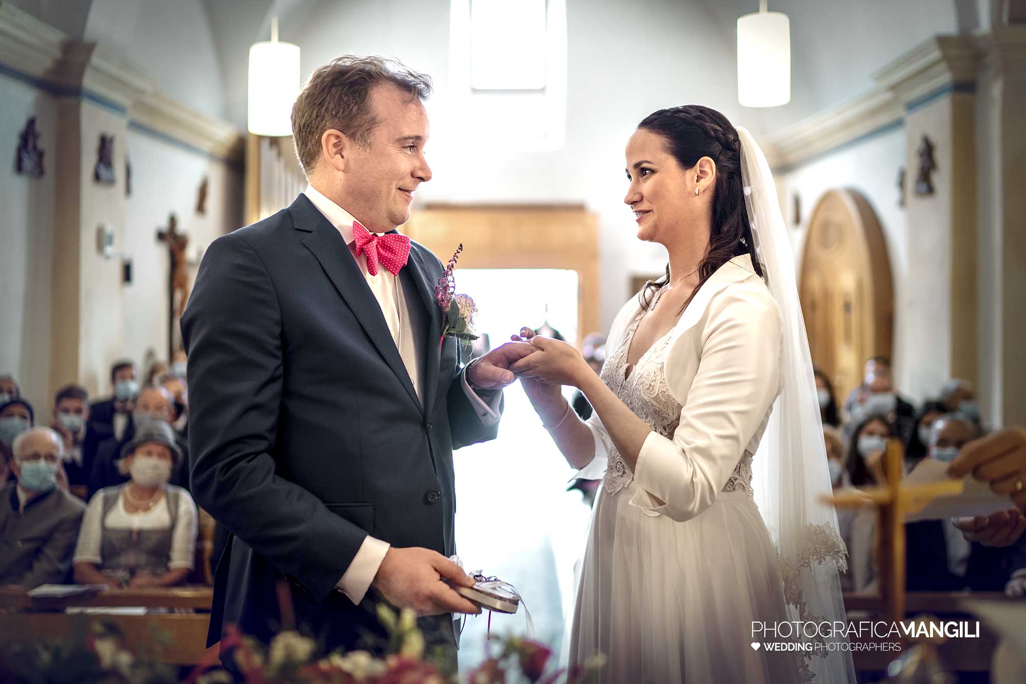 034 foto matrimonio reportage wedding scambio anelli cerimonia chiesa poschiavo svizzera 034 foto matrimonio reportage wedding scambio anelli cerimonia chiesa poschiavo svizzera