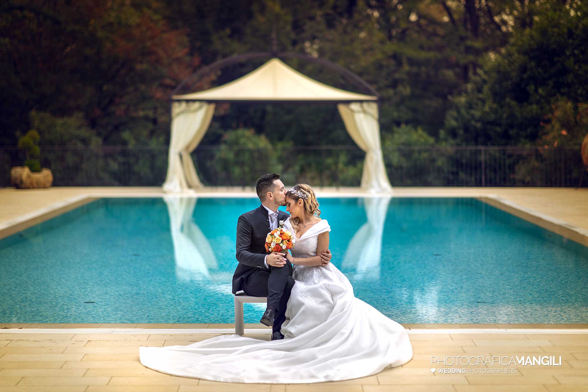 043 piscina ritratto sposi foto matrimonio wedding villa mattioli monza brianza 043 piscina ritratto sposi foto matrimonio wedding villa mattioli monza brianza