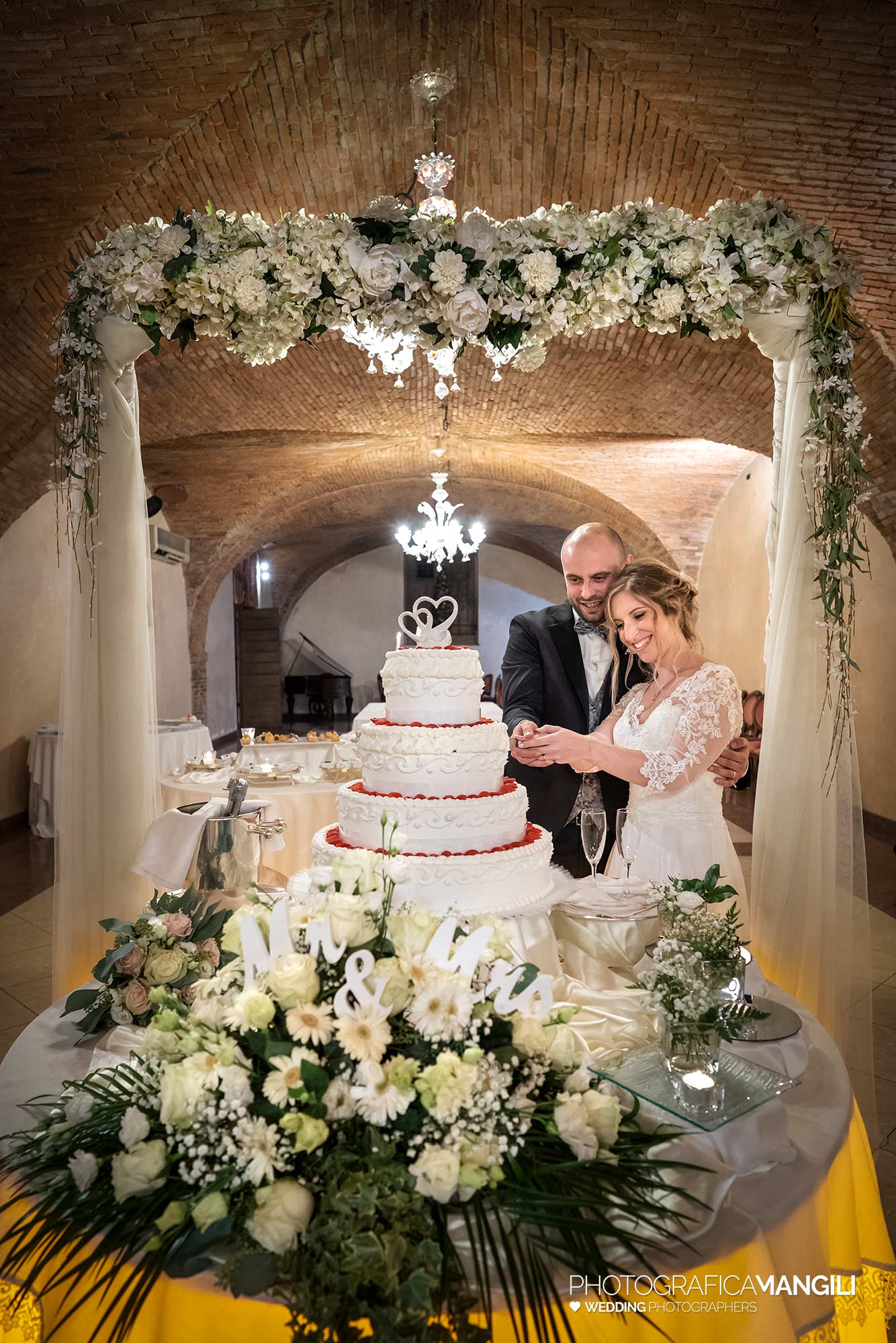 050 reportage sposi taglio torta foto matrimonio wedding villa martinelli bergamo 050 reportage sposi taglio torta foto matrimonio wedding villa martinelli bergamo