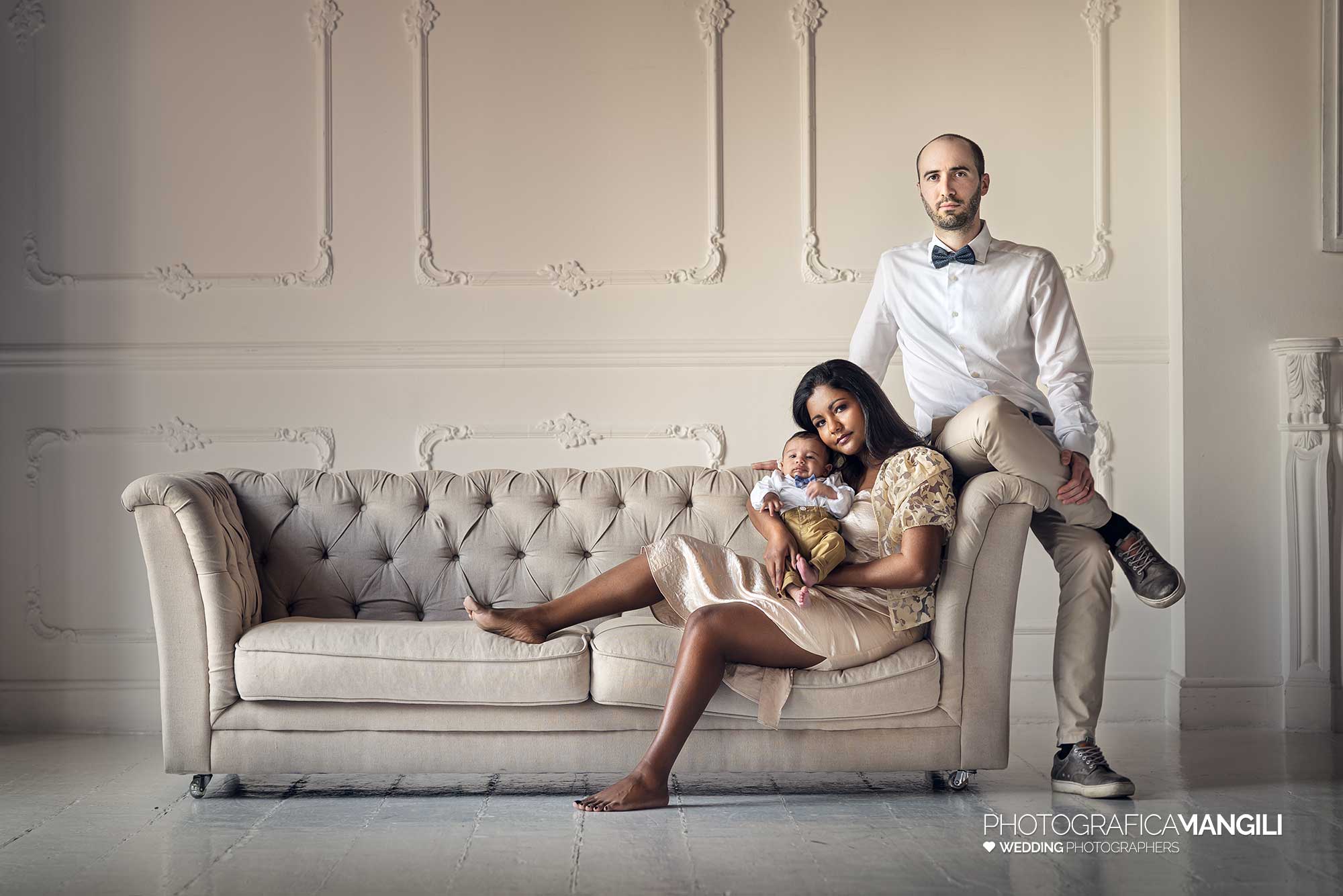 25 ritratto studio elegant portrait young family