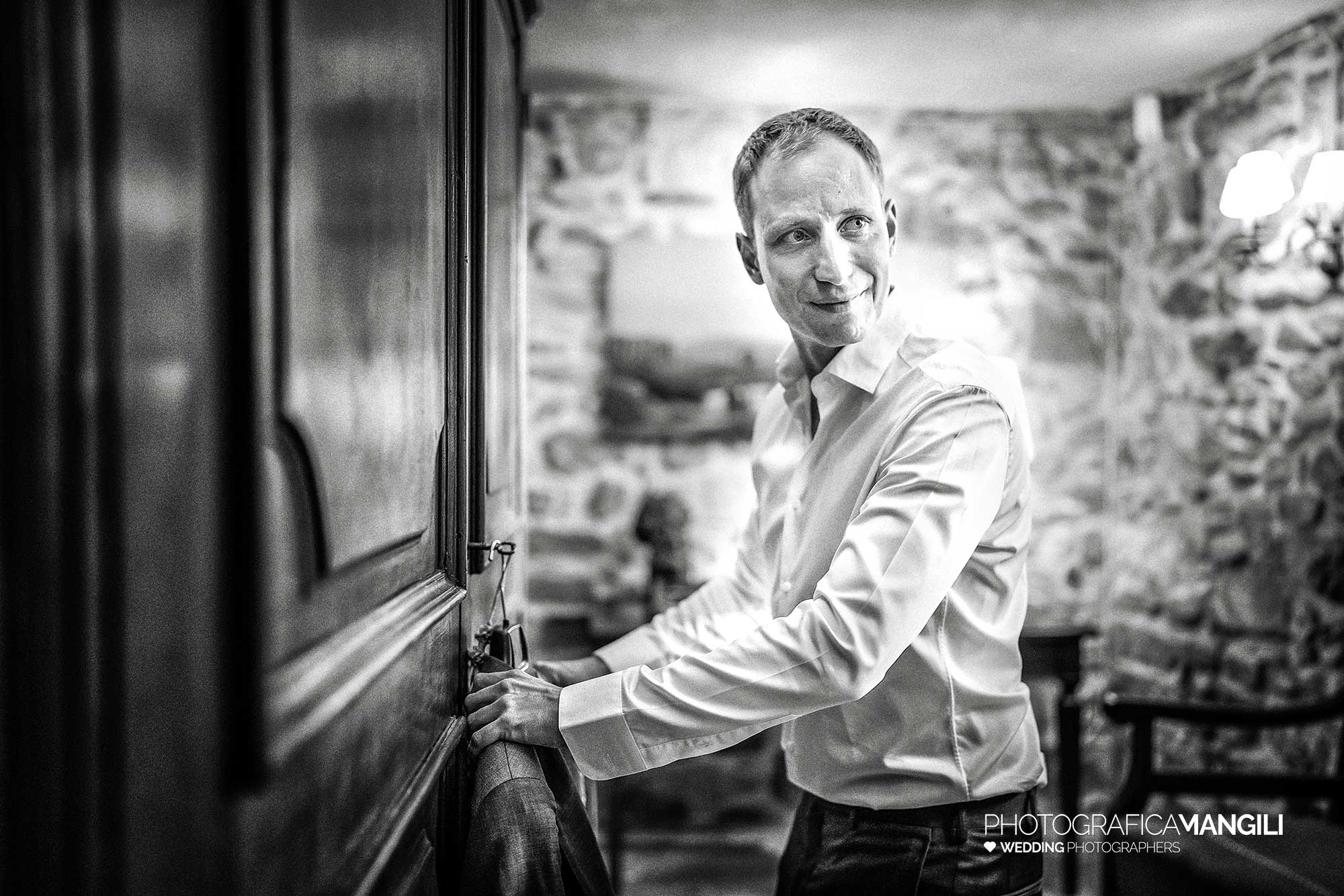 001 fotografo matrimonio reportage wedding preparazione sposo castello di rossino lecco como lake 001 fotografo matrimonio reportage wedding preparazione sposo castello di rossino lecco como lake