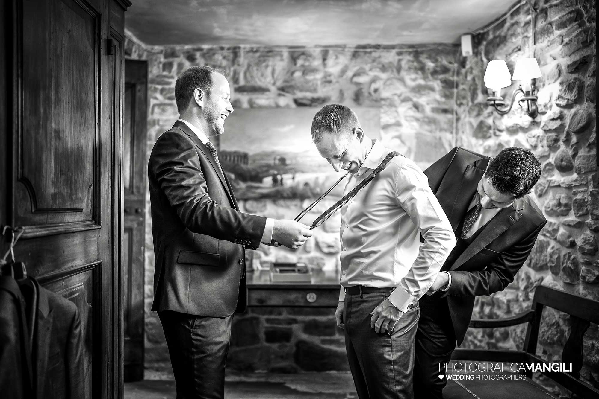 002 fotografo matrimonio reportage wedding preparazione sposo amici castello di rossino lecco como lake 002 fotografo matrimonio reportage wedding preparazione sposo amici castello di rossino lecco como lake