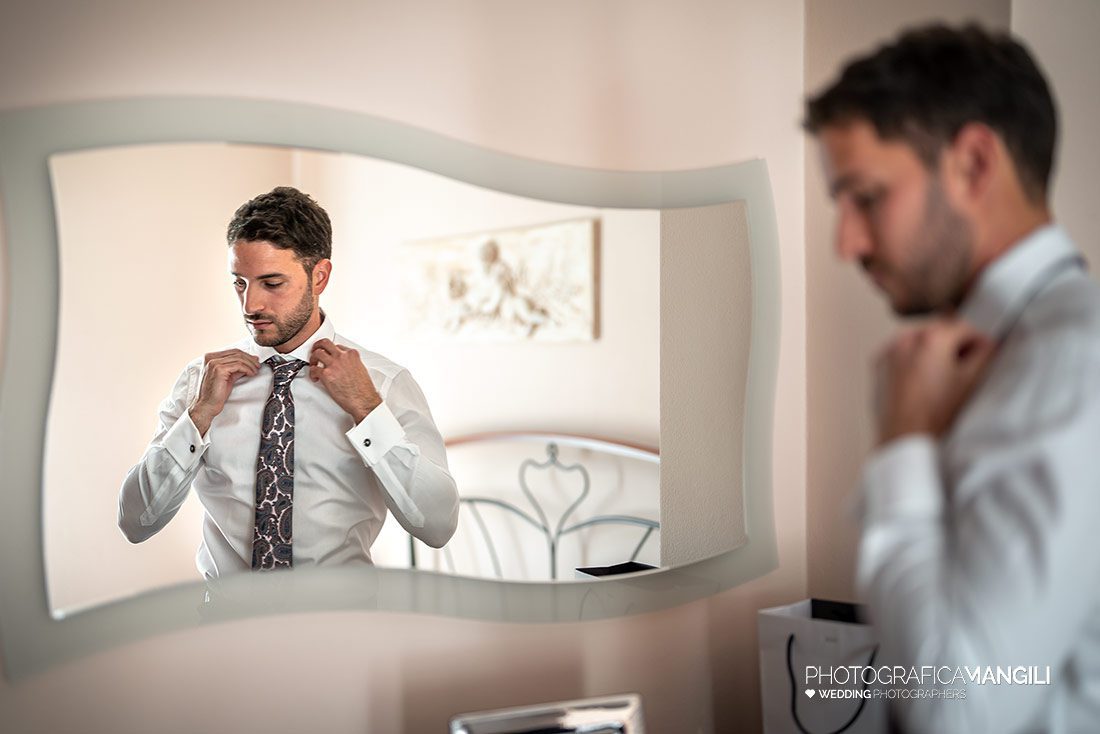 002 fotografo matrimonio reportage wedding preparazione cravatta abito sposo cisano bergamasco bergamo 002 fotografo matrimonio reportage wedding preparazione cravatta abito sposo cisano bergamasco bergamo