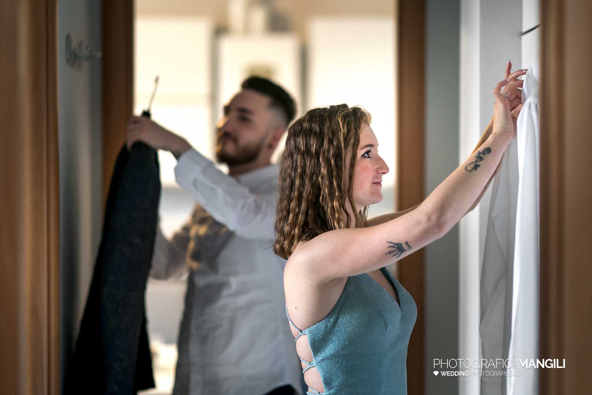 004 fotografo matrimonio reportage wedding preparazione sposo con sorella brianza lecco 004 fotografo matrimonio reportage wedding preparazione sposo con sorella brianza lecco