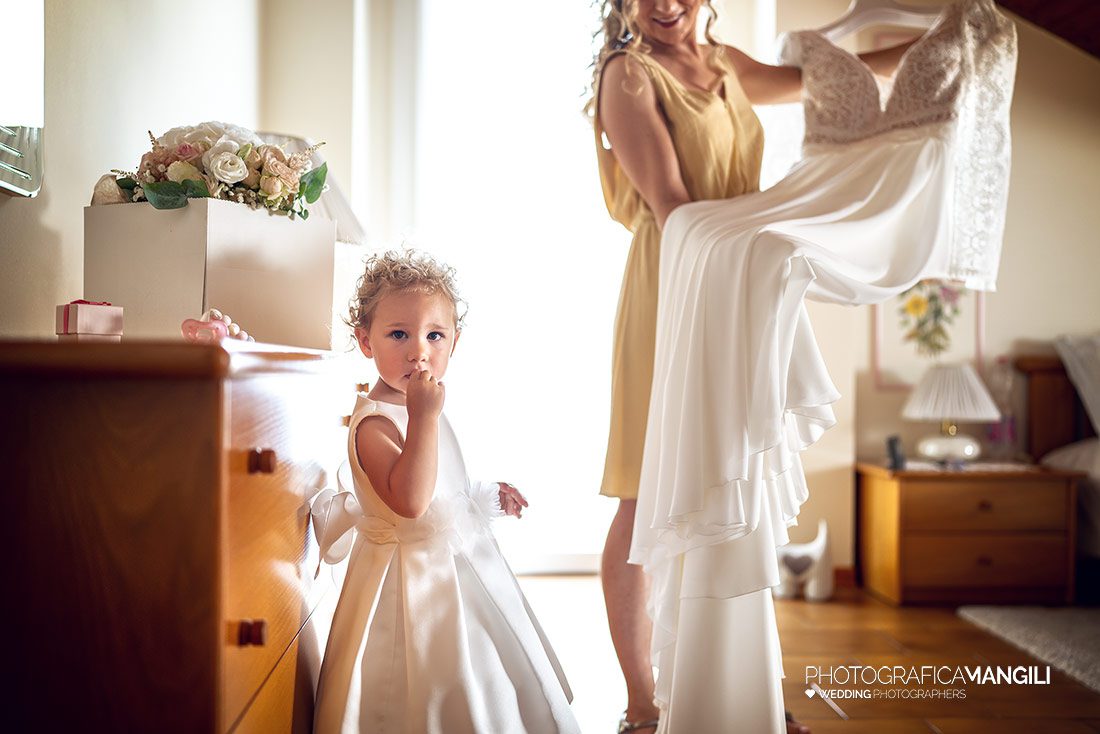 004 fotografo matrimonio reportage wedding preparazione abito sposa vestizione damigella cisano bergamasco bergamo 004 fotografo matrimonio reportage wedding preparazione abito sposa vestizione damigella cisano bergamasco bergamo