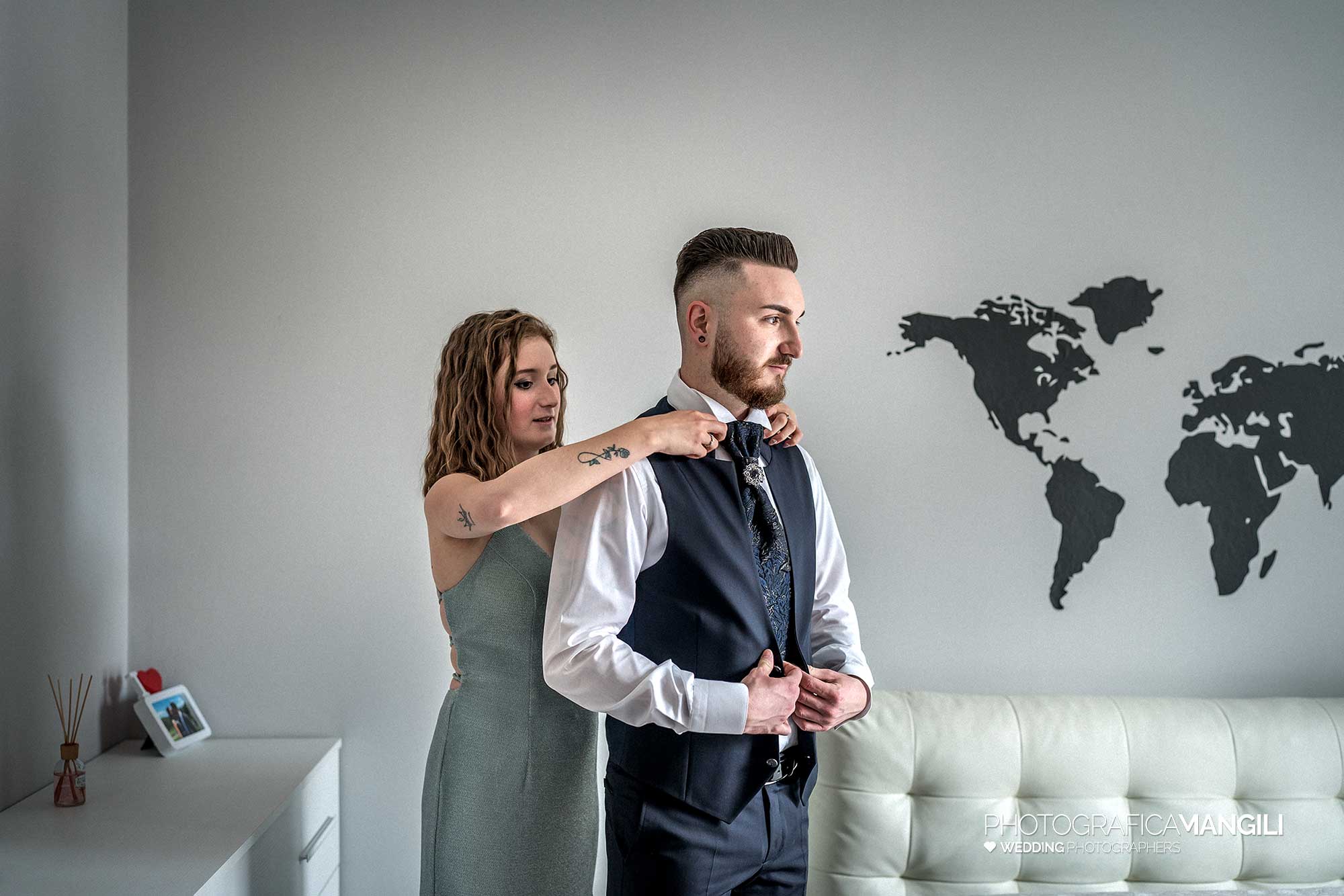 005 fotografo matrimonio reportage wedding preparazione sposo cravatta brianza lecco 005 fotografo matrimonio reportage wedding preparazione sposo cravatta brianza lecco