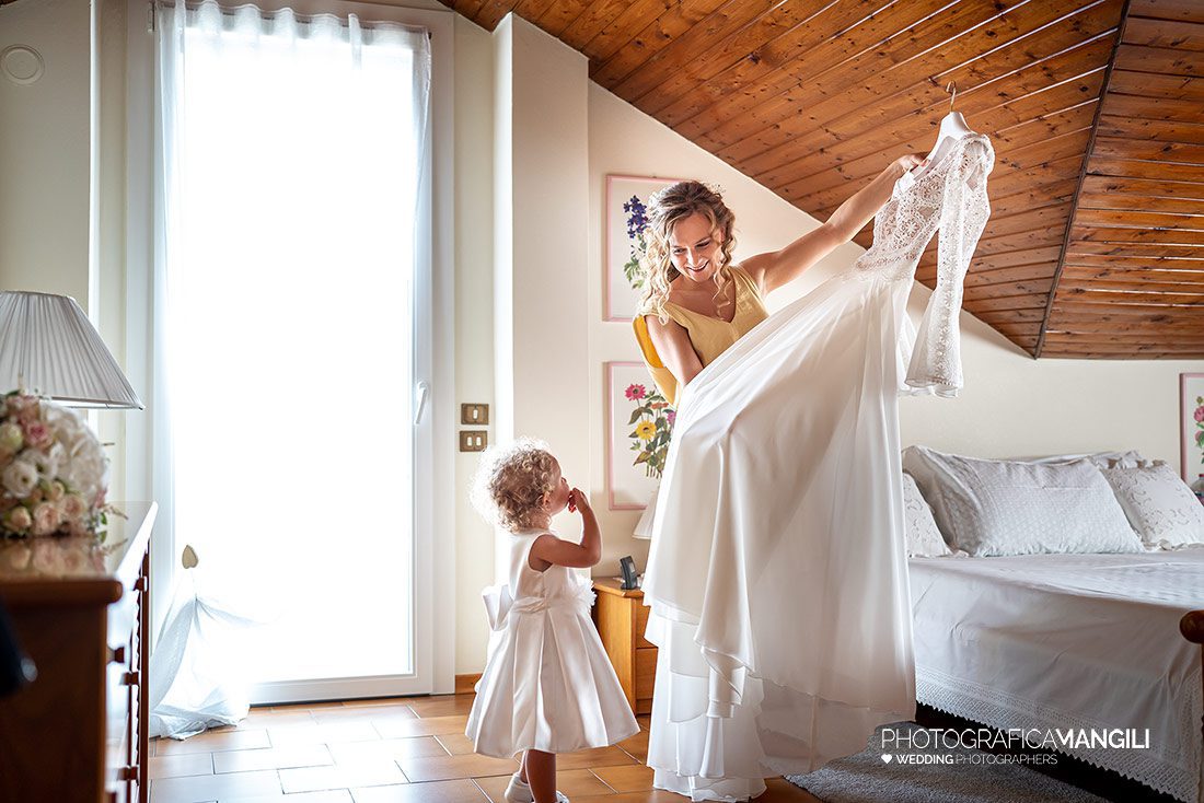 005 fotografo matrimonio reportage wedding preparazione abito sposa vestizione damigella cisano bergamasco bergamo 005 fotografo matrimonio reportage wedding preparazione abito sposa vestizione damigella cisano bergamasco bergamo