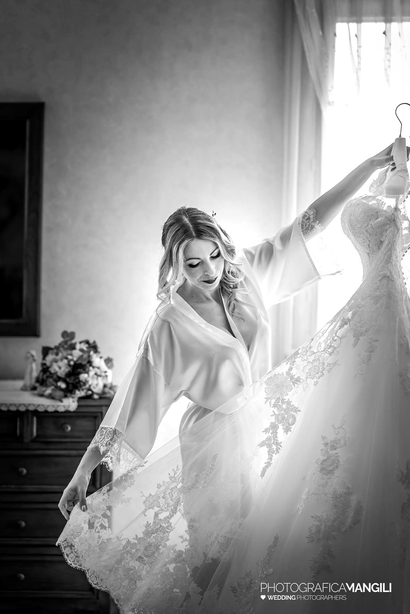 008 fotografo matrimonio reportage wedding preparazione abito vestizione sposa milano 008 fotografo matrimonio reportage wedding preparazione abito vestizione sposa milano