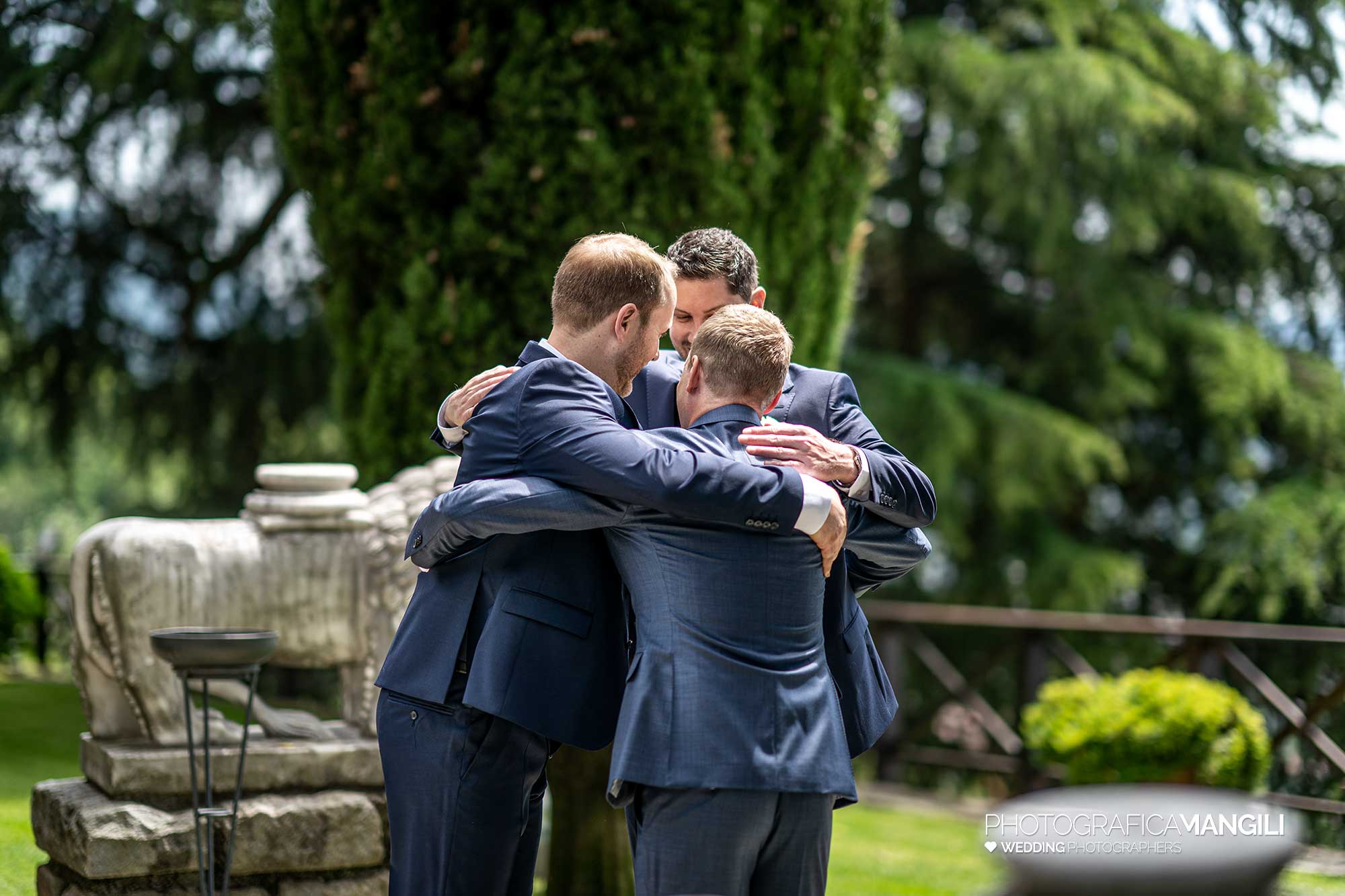 010 fotografo matrimonio reportage wedding amici sposo abbraccio castello di rossino lecco como lake 010 fotografo matrimonio reportage wedding amici sposo abbraccio castello di rossino lecco como lake