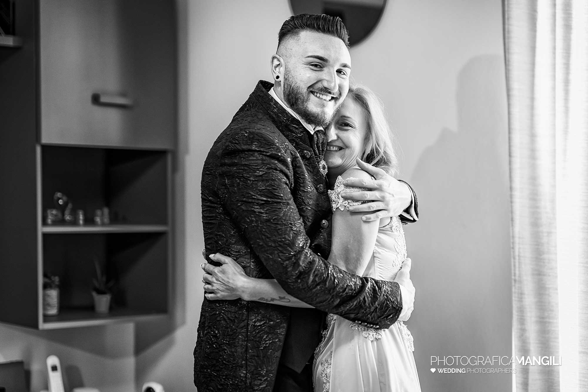010 fotografo matrimonio reportage wedding preparazione sposo abbraccio con mamma brianza lecco 010 fotografo matrimonio reportage wedding preparazione sposo abbraccio con mamma brianza lecco