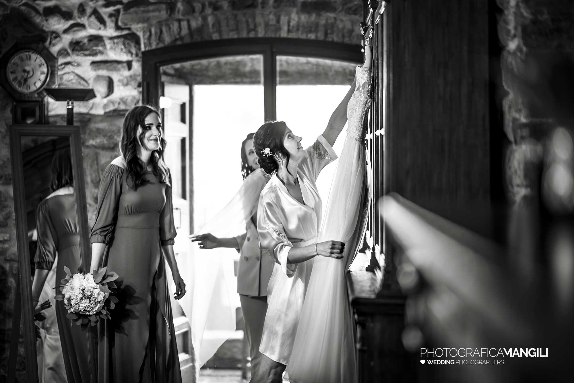 011 fotografo matrimonio reportage wedding preparazione abito sposa castello di rossino lecco como lake 011 fotografo matrimonio reportage wedding preparazione abito sposa castello di rossino lecco como lake