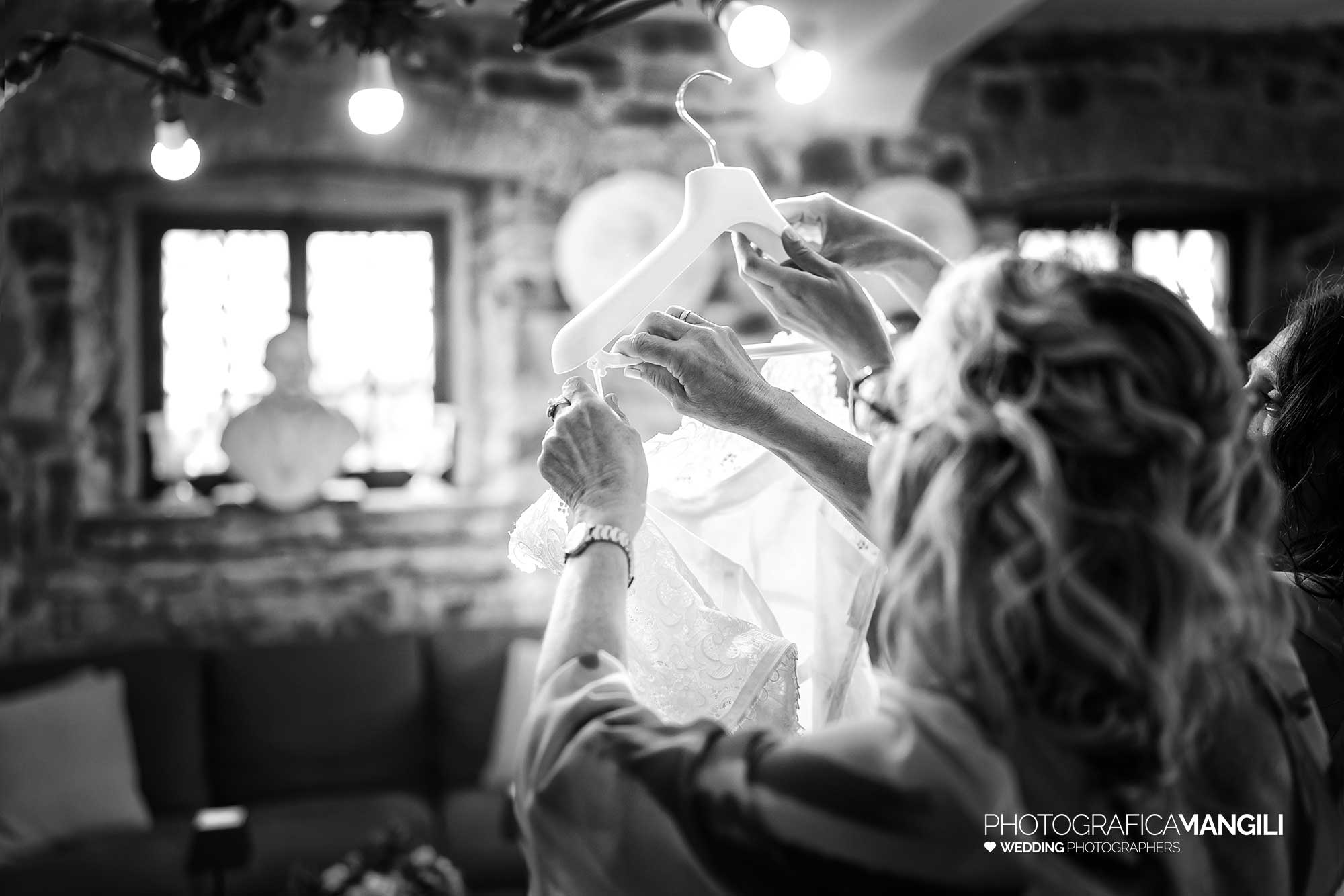 012 fotografo matrimonio reportage wedding preparazione sposa castello di rossino lecco como lake 012 fotografo matrimonio reportage wedding preparazione sposa castello di rossino lecco como lake