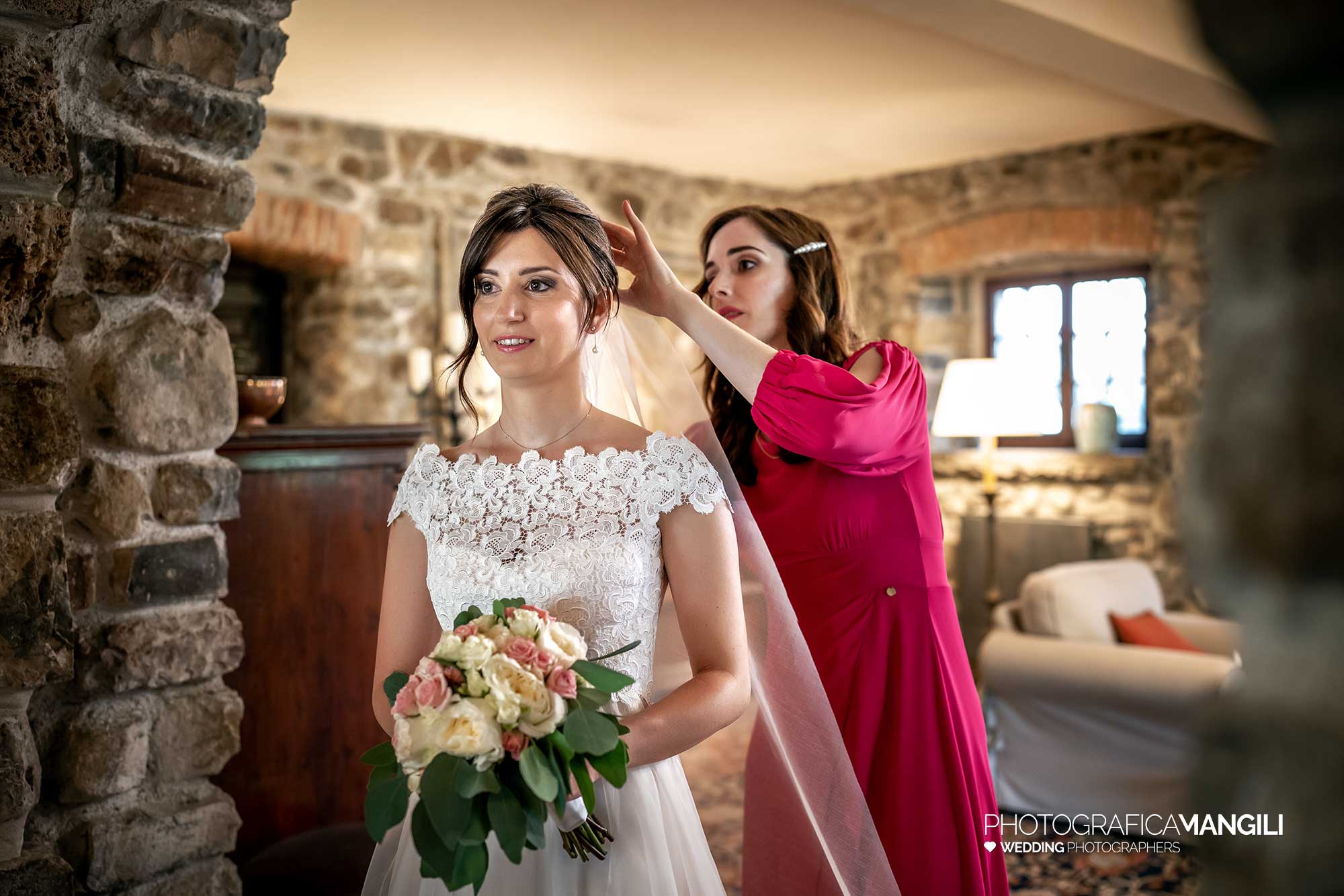 014 fotografo matrimonio reportage wedding vestizione sposa con amica castello di rossino lecco como lake 014 fotografo matrimonio reportage wedding vestizione sposa con amica castello di rossino lecco como lake
