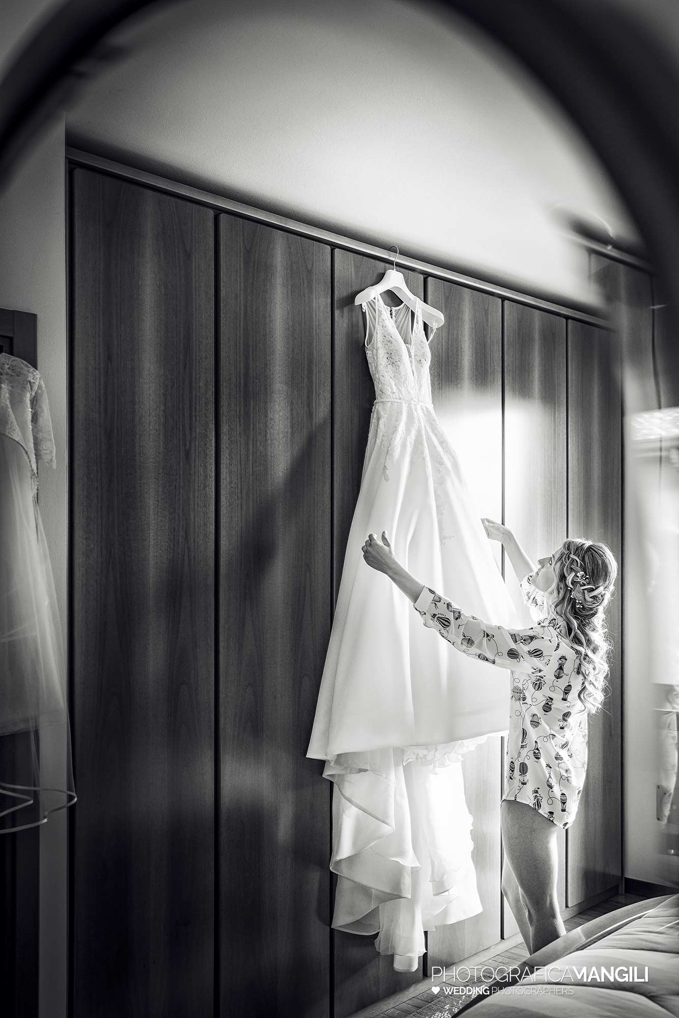 015 fotografo matrimonio reportage wedding preparazione vestito sposa brianza lecco 015 fotografo matrimonio reportage wedding preparazione vestito sposa brianza lecco