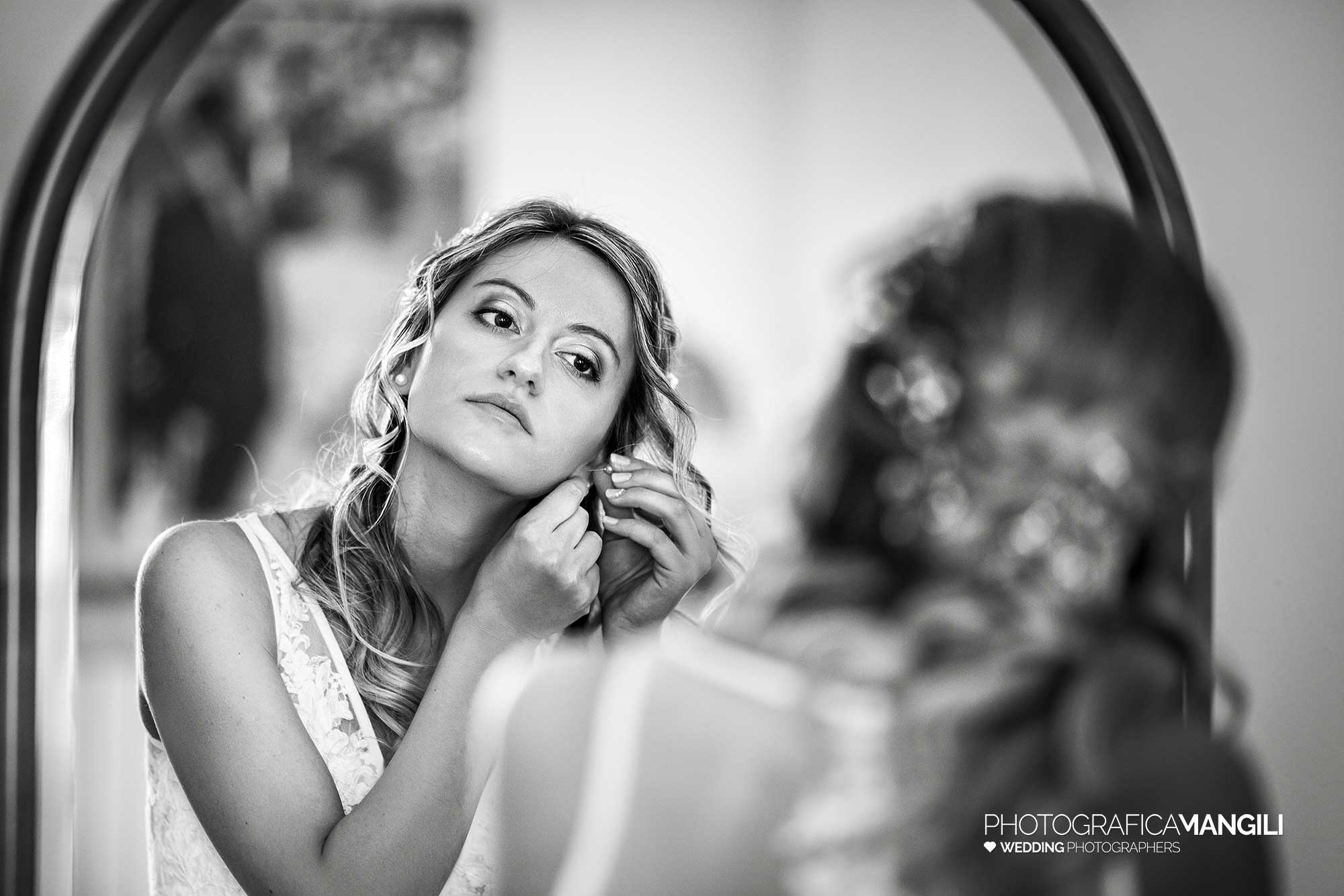 017 fotografo matrimonio reportage wedding preparazione orecchini specchio sposa brianza lecco 017 fotografo matrimonio reportage wedding preparazione orecchini specchio sposa brianza lecco