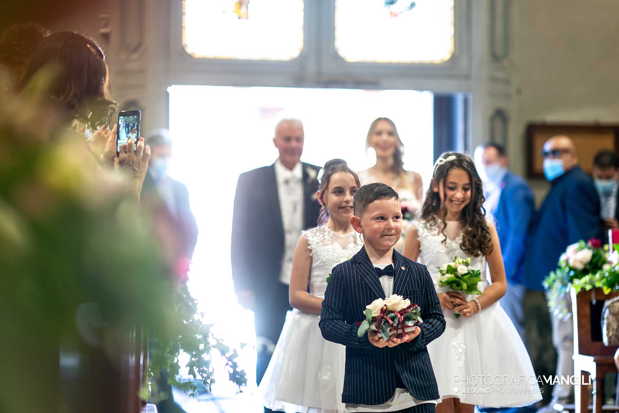 017 matrimonio reportage wedding ingresso sposa con papà chiesa damigelle paggetto rodano milano 017 matrimonio reportage wedding ingresso sposa con papà chiesa damigelle paggetto rodano milano
