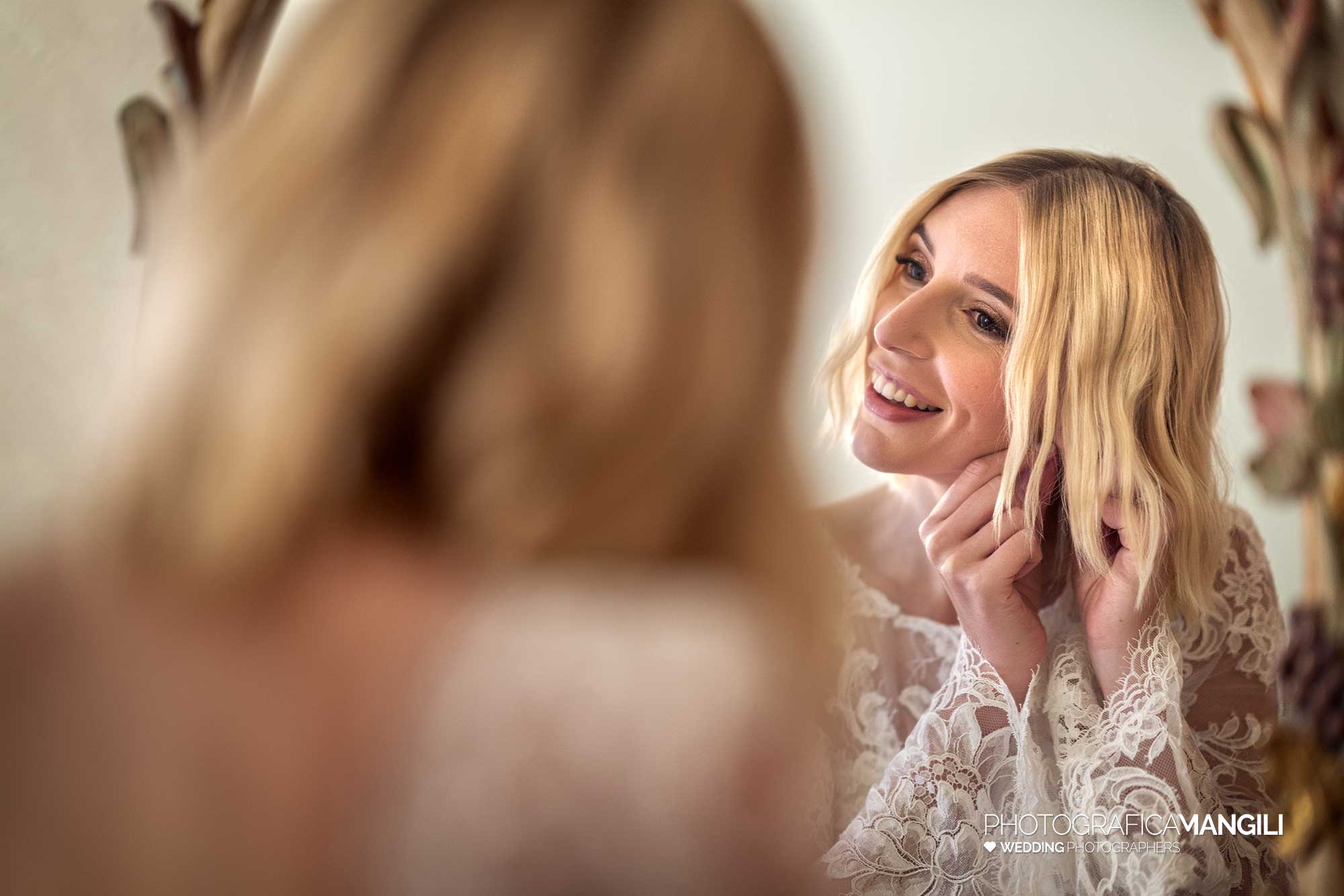 018 fotografo matrimonio reportage wedding preparazione orecchini sposa specchio bergamo 018 fotografo matrimonio reportage wedding preparazione orecchini sposa specchio bergamo