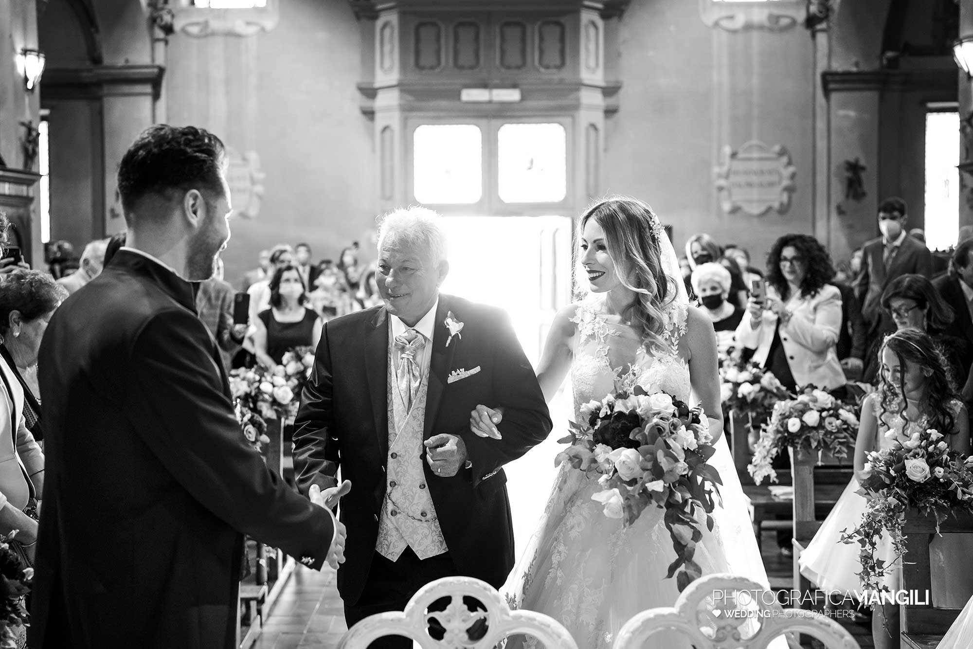 018 matrimonio reportage wedding ingresso chiesa sposa papà incontro rodano milano 018 matrimonio reportage wedding ingresso chiesa sposa papà incontro rodano milano