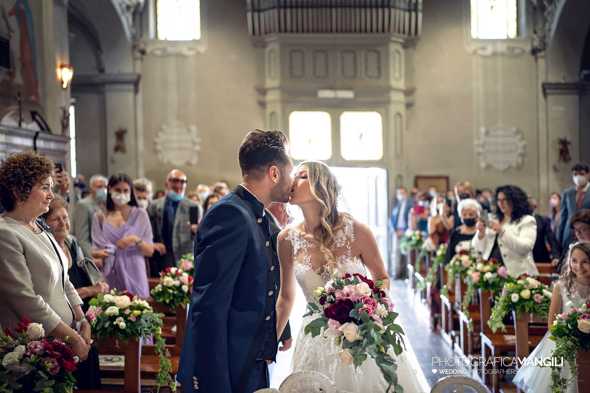 019 matrimonio reportage wedding ingresso cerimonia chiesa sposa bacio saluto rodano milano 019 matrimonio reportage wedding ingresso cerimonia chiesa sposa bacio saluto rodano milano