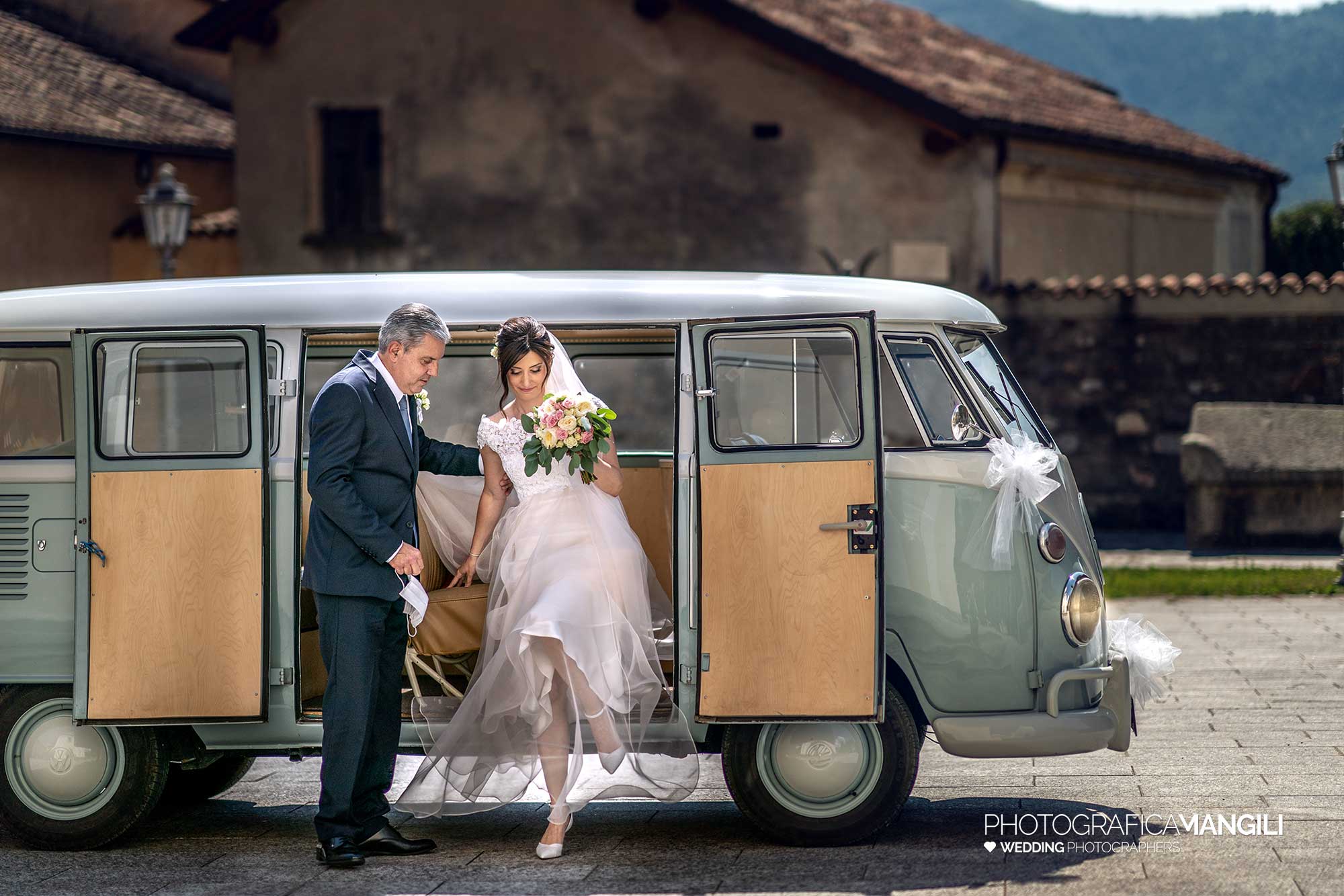 020 fotografo matrimonio reportage wedding arrivo sposa con padre chiesa di rossino lecco como lake 020 fotografo matrimonio reportage wedding arrivo sposa con padre chiesa di rossino lecco como lake