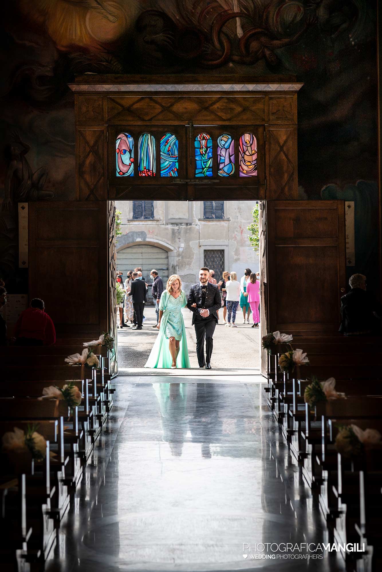 021 fotografo matrimonio reportage wedding chiesa ingresso sposo con mamma brianza lecco 021 fotografo matrimonio reportage wedding chiesa ingresso sposo con mamma brianza lecco