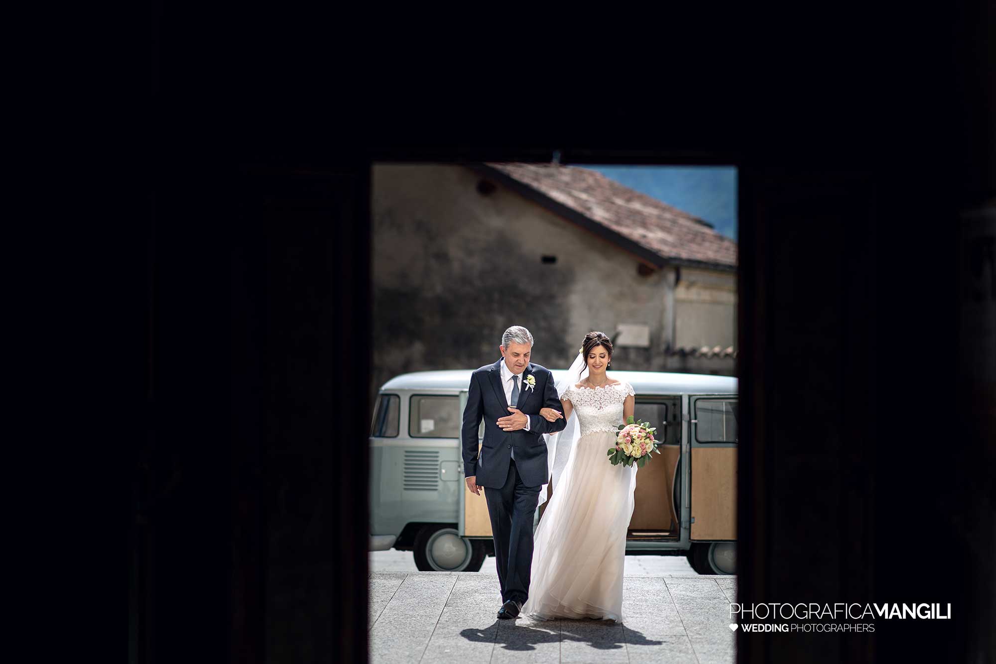 021 fotografo matrimonio reportage wedding ingresso sposa con papa chiesa di rossino lecco como lake 021 fotografo matrimonio reportage wedding ingresso sposa con papa chiesa di rossino lecco como lake