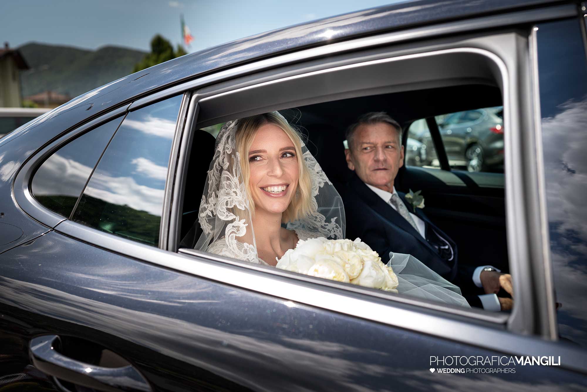 022 fotografo matrimonio reportage wedding arrivo macchina chiesa sposa bergamo0 022 fotografo matrimonio reportage wedding arrivo macchina chiesa sposa bergamo0