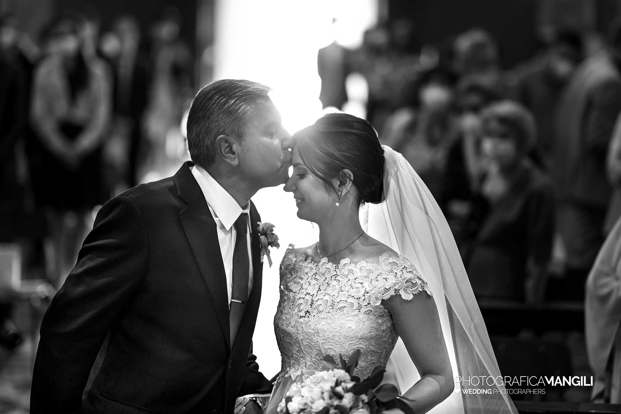 022 fotografo matrimonio reportage wedding bacio padre ingresso sposa chiesa di rossino lecco como lake 022 fotografo matrimonio reportage wedding bacio padre ingresso sposa chiesa di rossino lecco como lake